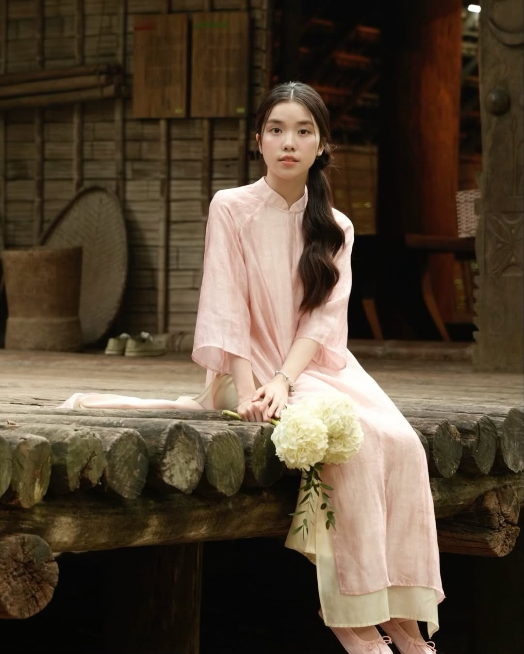 Trịnh Hà Vi tốt nghiệp chuyên ngành Báo Truyền hình tại Học viện Báo chí &amp; Tuyên truyền, được biết đến không chỉ với nhan sắc xinh đẹp mà còn bởi sự đa năng trong vai trò VJ và Content Creator. (Ảnh: IGNV)