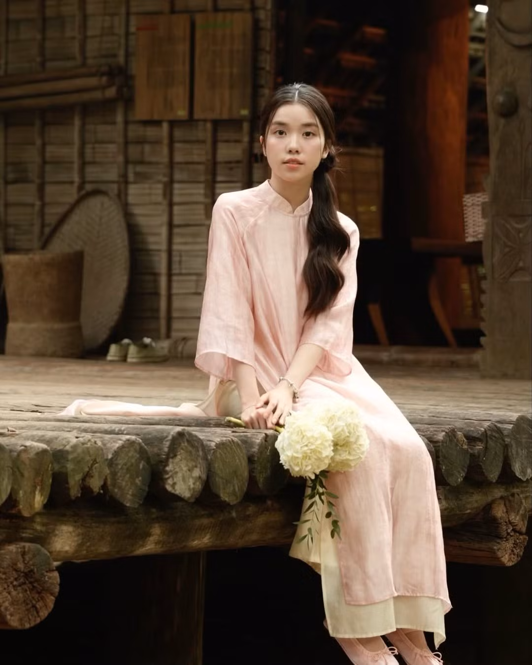 Trịnh Hà Vi tốt nghiệp chuyên ngành Báo Truyền hình tại Học viện Báo chí &amp; Tuyên truyền, được biết đến không chỉ với nhan sắc xinh đẹp mà còn bởi sự đa năng trong vai trò VJ và Content Creator. (Ảnh: IGNV)