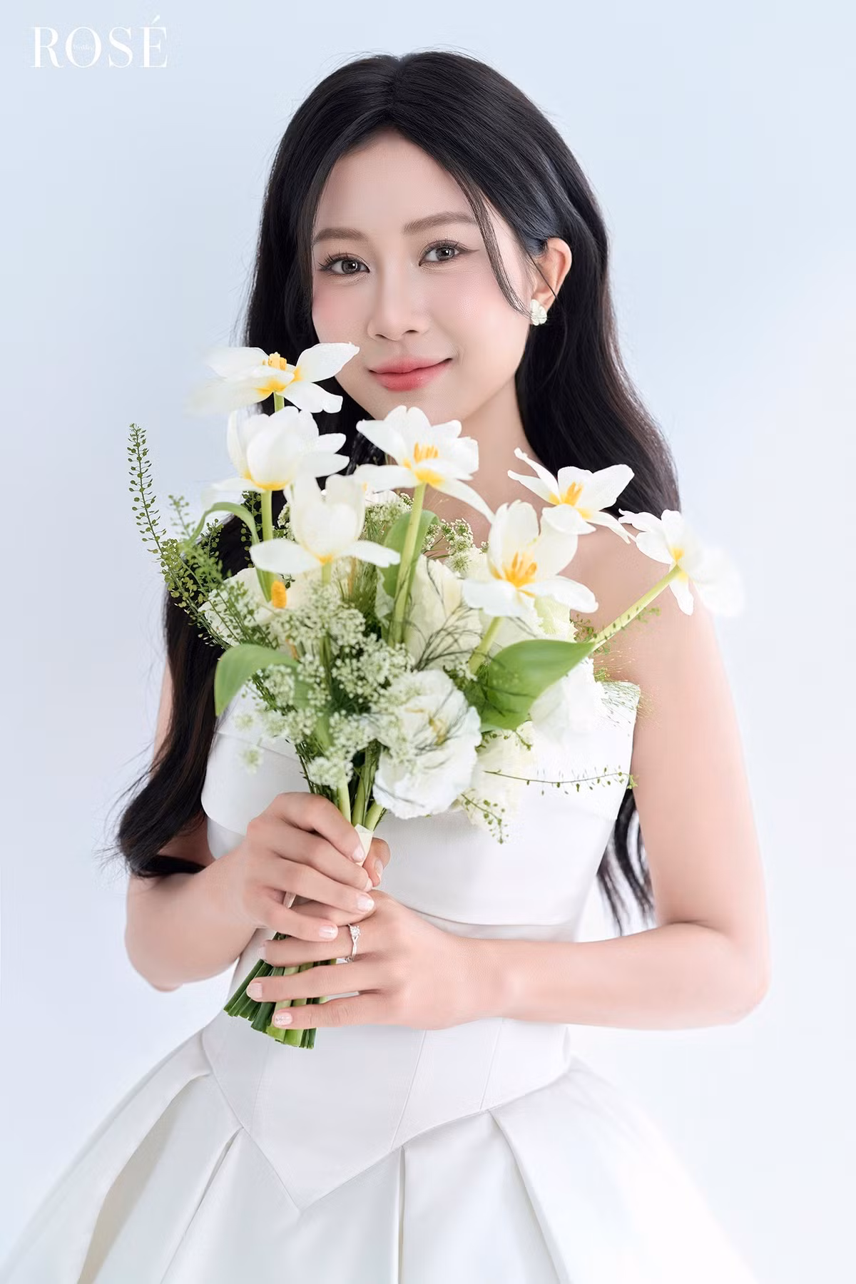 Trong những bức ảnh ngoại cảnh dưới ánh nắng vàng, cô dâu chọn váy voan nhẹ nhàng hơn, tóc buộc nơ dịu dàng. Cả hai cùng nhau chia sẻ nụ cười hạnh phúc, một cái kết mà cộng đồng mạng đã mong chờ bấy lâu. (Ảnh: Rosé Wedding)