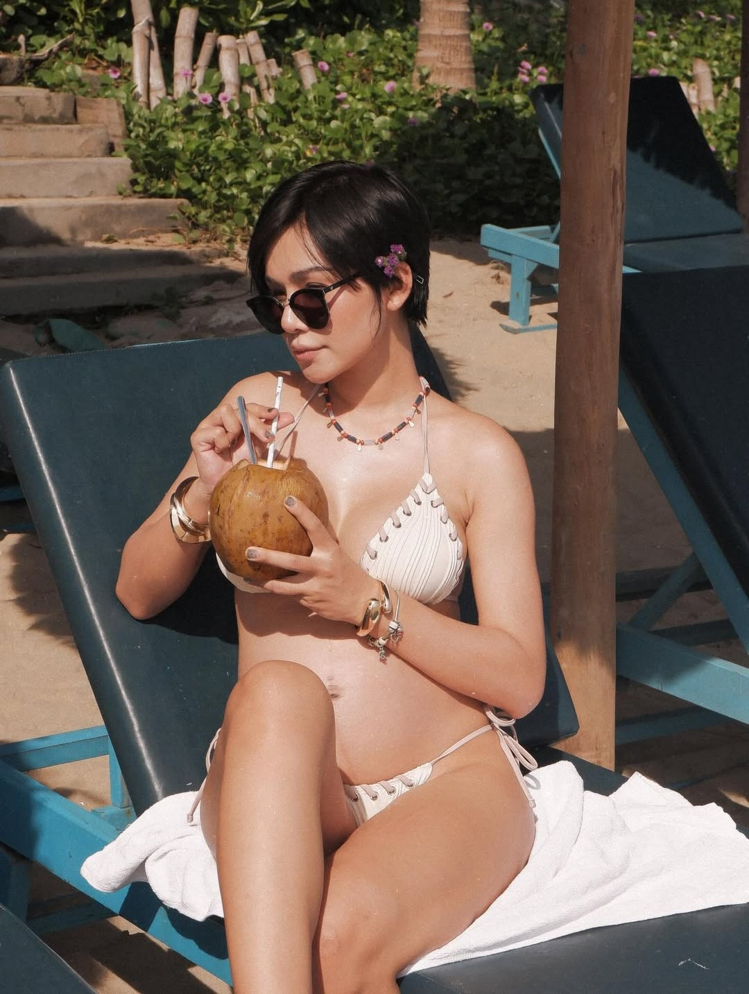 Thần thái của cô trong từng bức hình toát lên sự tự tin, viên mãn. Nụ cười rạng rỡ, ánh mắt hạnh phúc cùng cách tạo dáng chuyên nghiệp cho thấy cô hoàn toàn thoải mái và tự hào với những thay đổi của cơ thể mình. (Ảnh: IGNV)