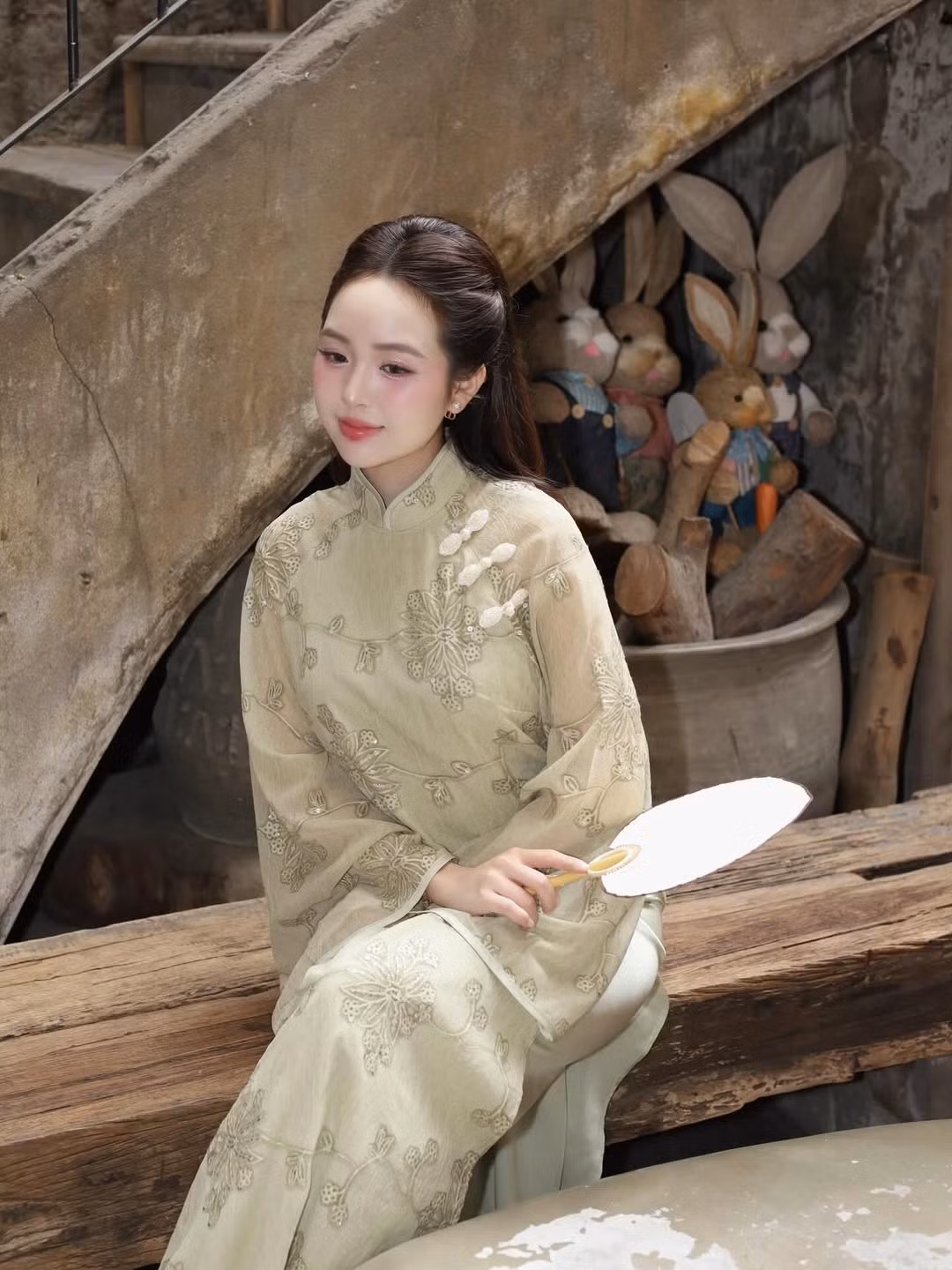 Việc sử dụng chiếc quạt nan cầm tay không chỉ là đạo cụ mà còn là điểm nhấn giúp Phương Anh hóa thân trọn vẹn vào hình ảnh người con gái xưa. (Ảnh: IGNV)