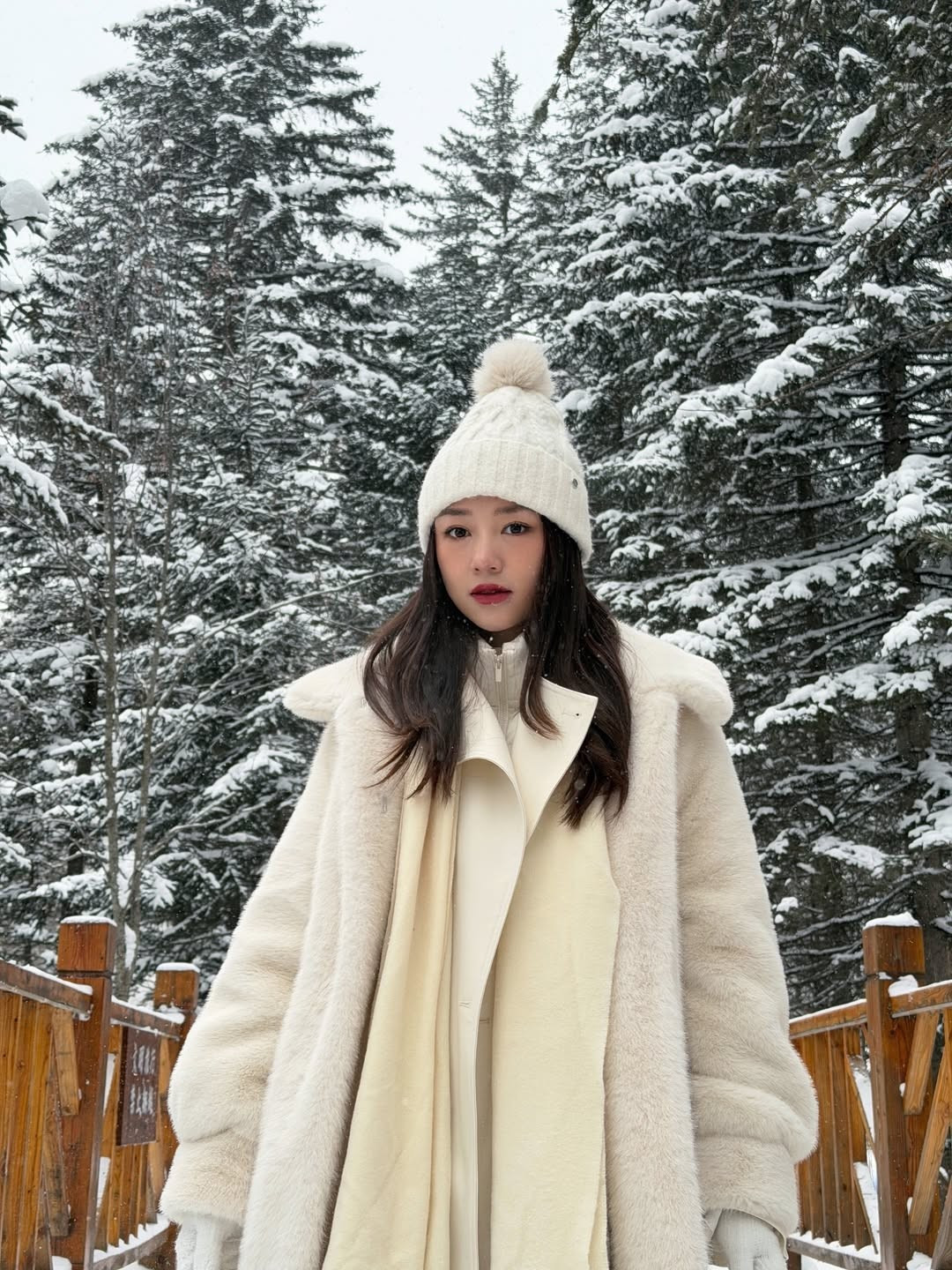 Một chiếc mũ len beanie đính quả bông và đôi găng tay trắng là những món đồ "bất ly thân" vừa để bảo vệ sức khỏe, vừa là phụ kiện sống ảo cực chất. (Ảnh: IGNV)