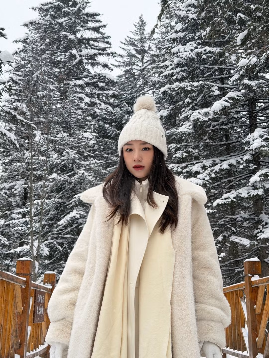 Một chiếc mũ len beanie đính quả bông và đôi găng tay trắng là những món đồ "bất ly thân" vừa để bảo vệ sức khỏe, vừa là phụ kiện sống ảo cực chất. (Ảnh: IGNV)