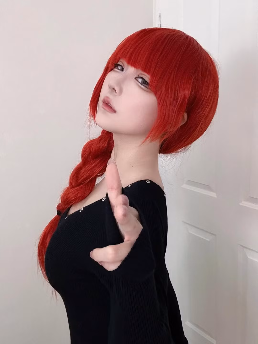 Không cần trang phục cầu kỳ, Kiittwy tập trung vào việc thể hiện thần thái lạnh lùng, bí ẩn và quyền lực thao túng của Quỷ Điều Khiển, với ánh mắt vô hồn nhưng đầy cuốn hút. (Ảnh: IGNV)