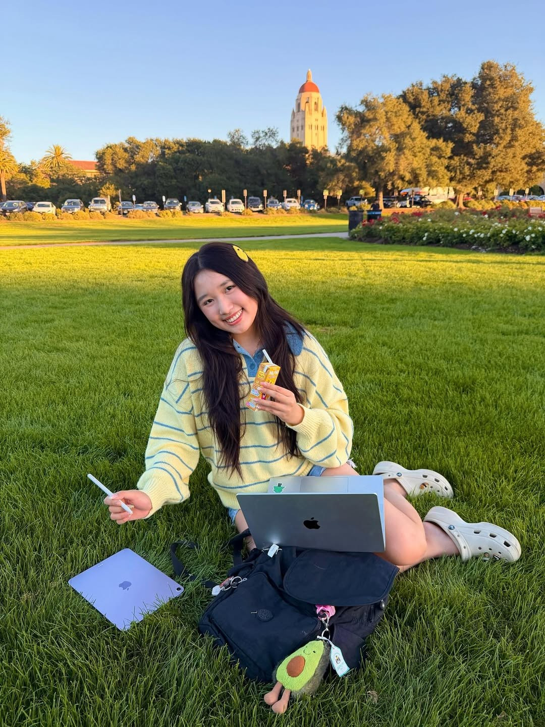 Jenny Huỳnh vốn trung thành với phong cách giản dị và năng động. Những món đồ được cô nàng thường xuyên diện là áo hoodie và sweater, đem lại sự thoải mái. (Ảnh: IGNV)