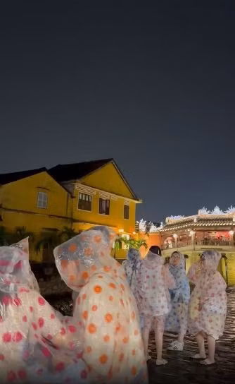 Không ít người chọn cách khám phá ẩm thực địa phương để xoa dịu phần nào vì không được "check-in" những khung cảnh cổ kính như dự tính.