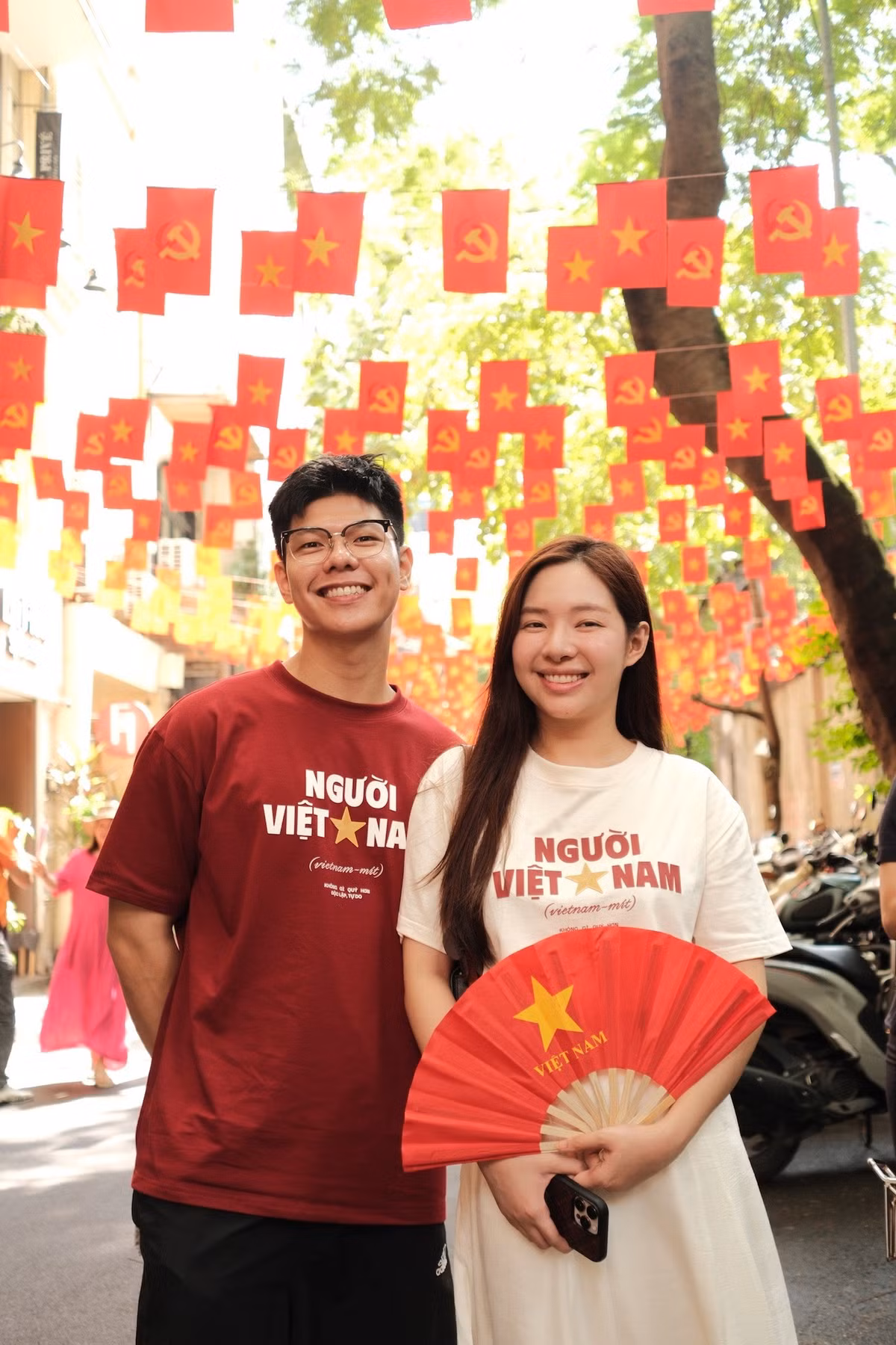 Trước thềm Quốc Khánh 2/9, không khí tự hào dân tộc đang ngập tràn khắp mọi nẻo đường, đặc biệt là tại Thủ đô Hà Nội. Hòa chung không khí ấy, "Gia đình truyền hình" đã tung ra bộ ảnh check-in vô cùng ấn tượng, nhanh chóng thu hút sự chú ý và "đốn tim" cộng đồng mạng. (Ảnh: FB Gia Đình Truyền Hình)