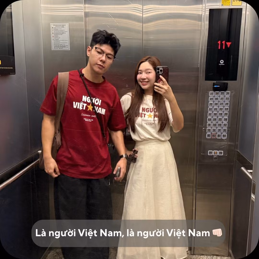 Mạnh Cường và Hương Giang lựa chọn trang phục đôi nổi bật, trên ngực áo in dòng chữ "Người Việt Nam" đầy ý nghĩa. (Ảnh: FB Gia Đình Truyền Hình)