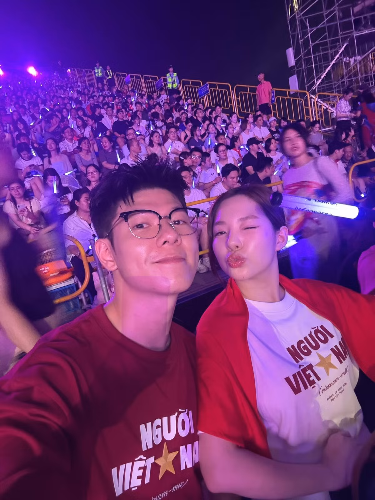 "Gia đình truyền hình" là tên tài khoản của BTV Mạnh Cường và BTV Hương Giang trên mạng xã hội, từ lâu đã là kênh thu hút nhiều khán giả. Mạnh Cường hiện là BTV tại Đài Truyền hình Việt Nam, còn Hương Giang là BTV của Kênh truyền hình Quốc phòng Việt Nam. (Ảnh: FB Gia Đình Truyền Hình)