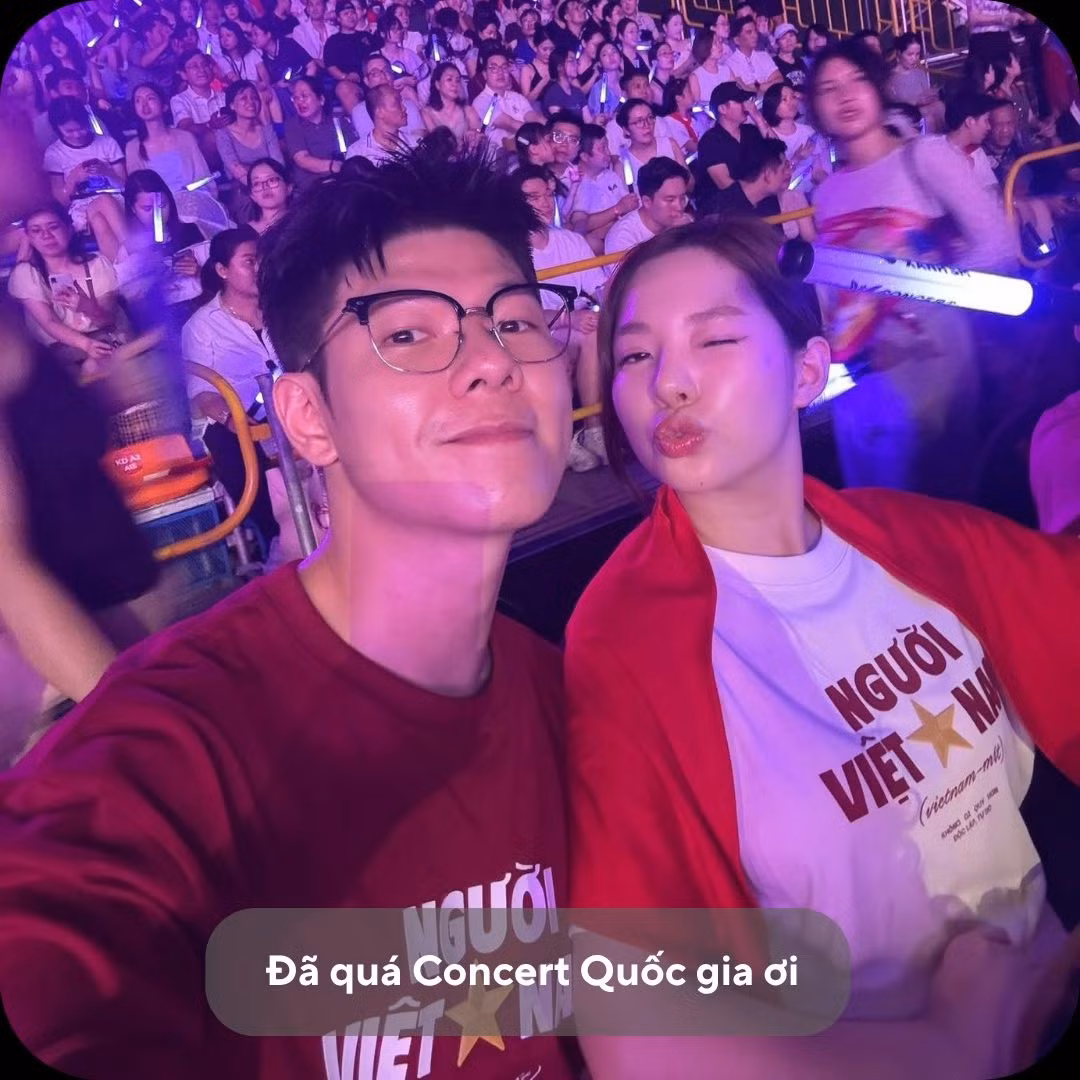 Trước đó, cả 2 cũng chia sẻ lên trang cá nhân những khoảnh khắc đầy hào hứng và xúc động khi tham gia đại nhạc hội V Concert. (Ảnh: FB Gia Đình Truyền Hình)