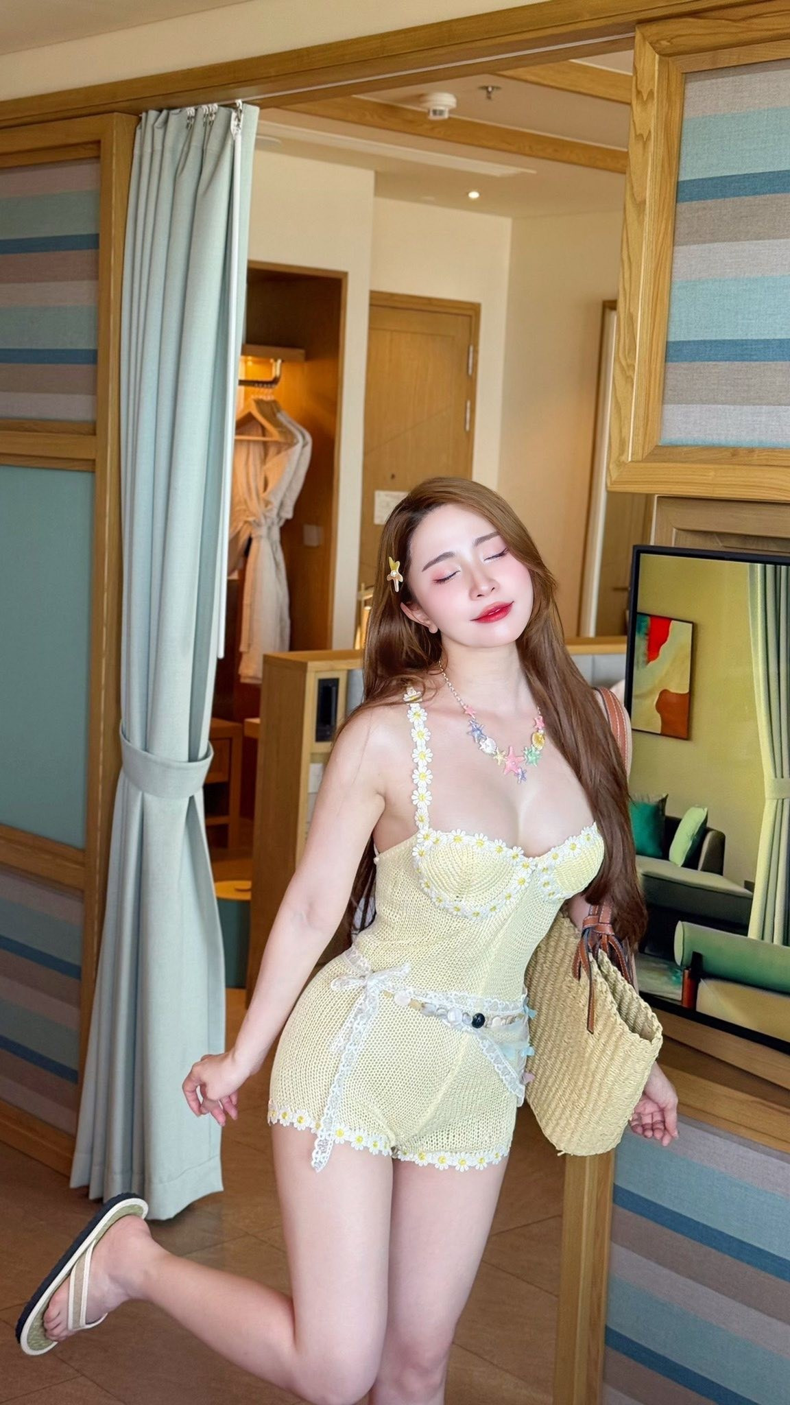 Loạt ảnh ngay lập tức nhận được “cơn mưa” lời khen từ cộng đồng mạng. Nhiều người không khỏi trầm trồ trước nhan sắc ngày càng thăng hạng và vóc dáng đáng ngưỡng mộ của nữ diễn viên.