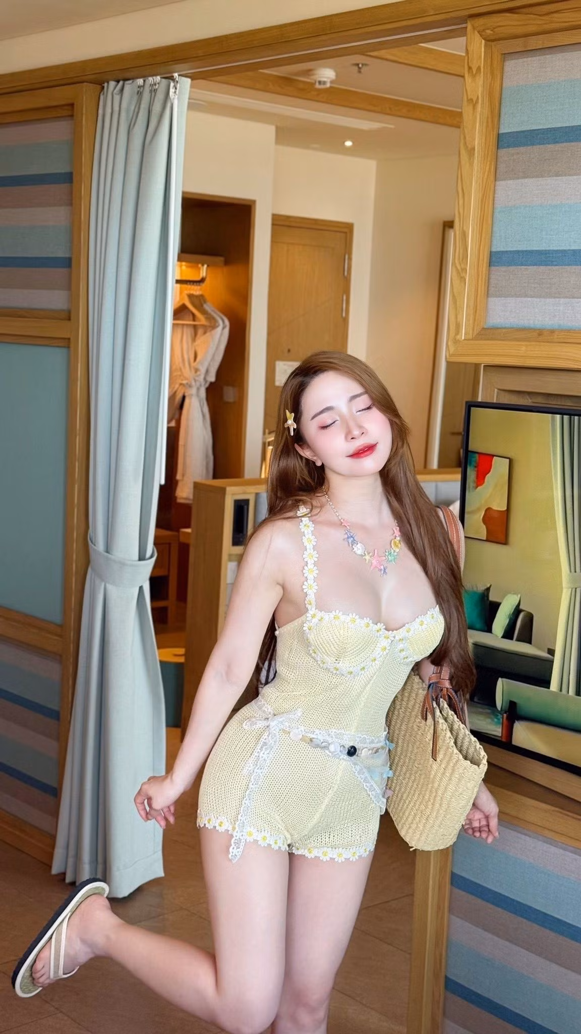 Loạt ảnh ngay lập tức nhận được “cơn mưa” lời khen từ cộng đồng mạng. Nhiều người không khỏi trầm trồ trước nhan sắc ngày càng thăng hạng và vóc dáng đáng ngưỡng mộ của nữ diễn viên.