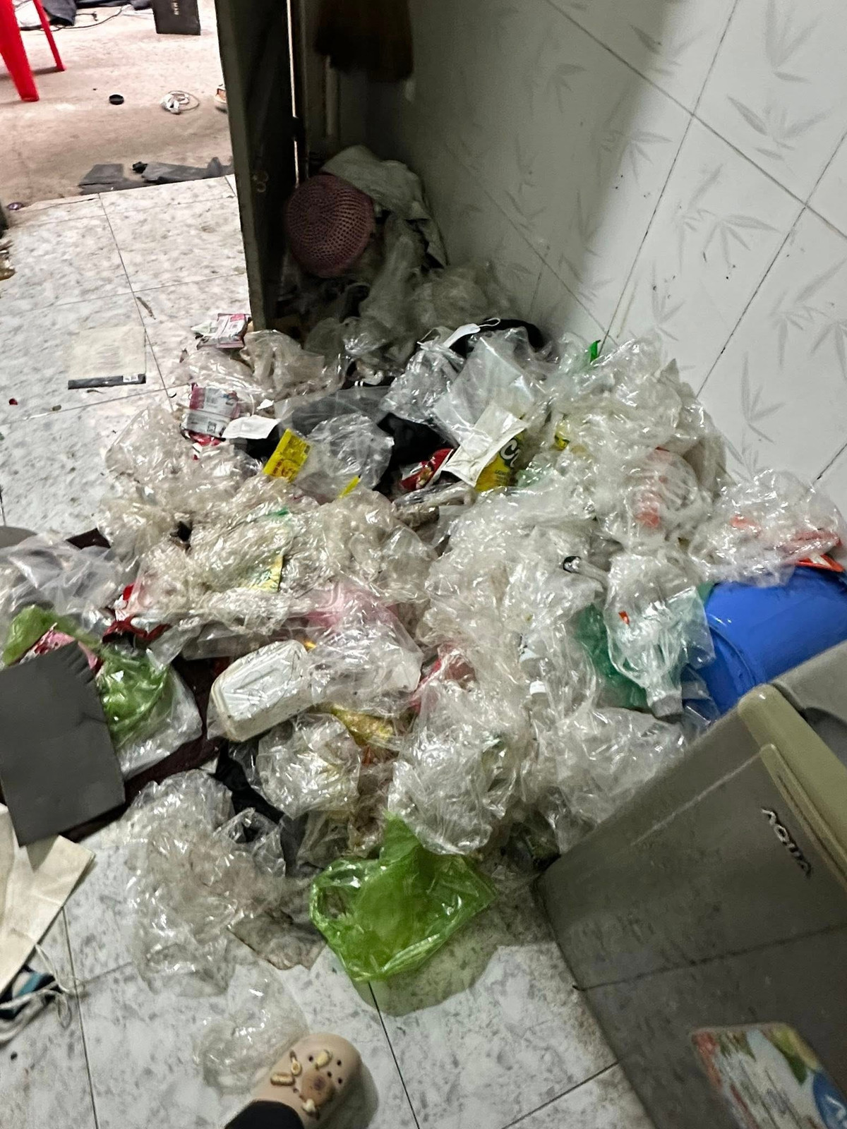 Nhiều người thắc mắc, làm sao một người có thể sinh hoạt, ngủ nghỉ trong một không gian ngột ngạt và mất vệ sinh đến như vậy trong suốt một thời gian dài.