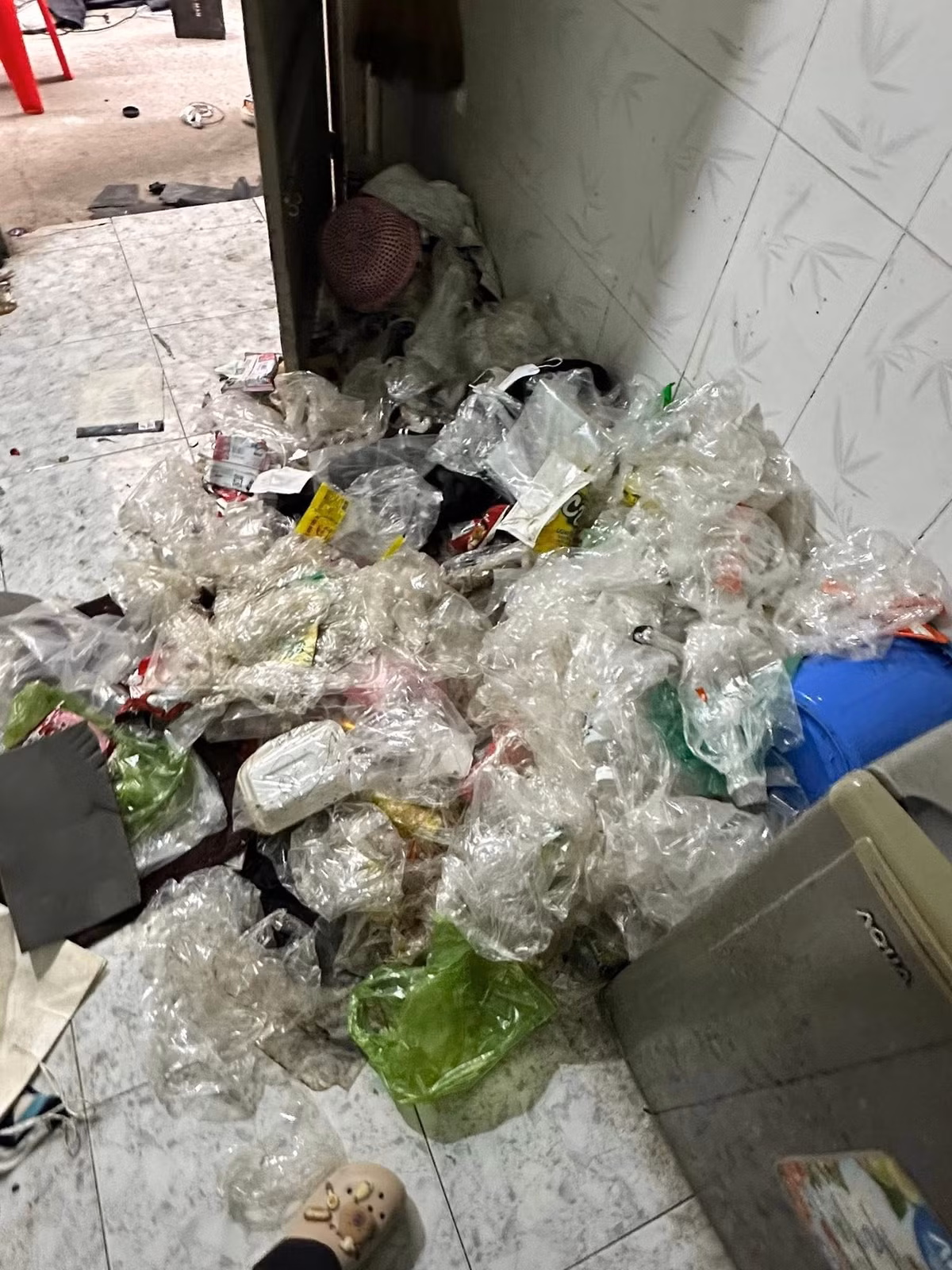 Nhiều người thắc mắc, làm sao một người có thể sinh hoạt, ngủ nghỉ trong một không gian ngột ngạt và mất vệ sinh đến như vậy trong suốt một thời gian dài.