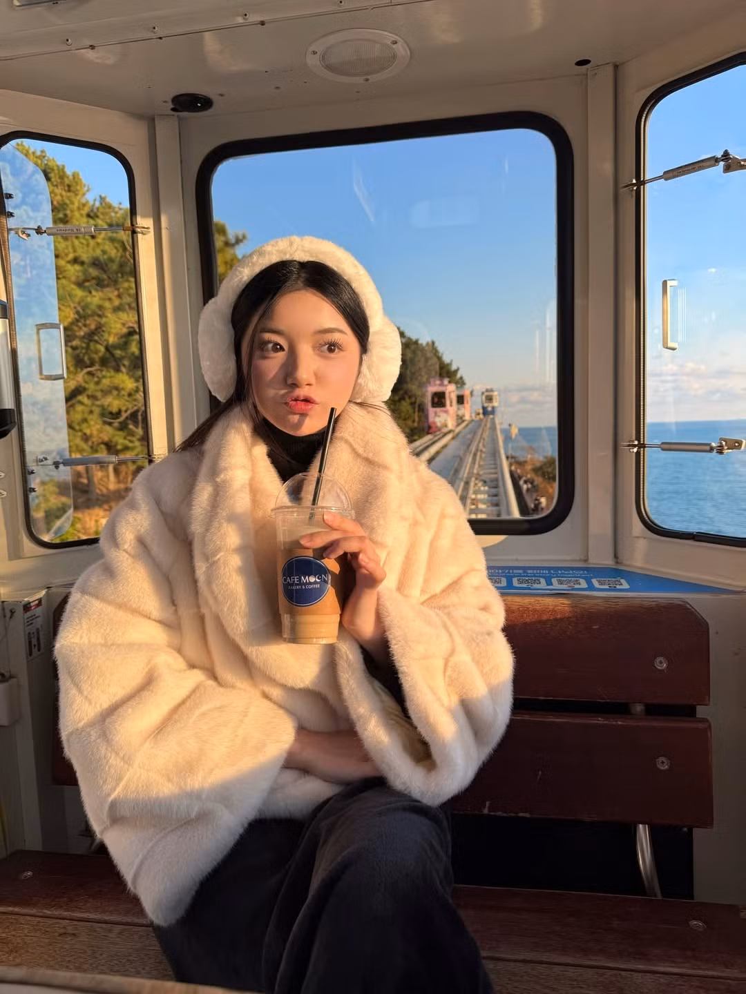 Hình ảnh cô nàng tự tin thả dáng giữa không gian rộng lớn, phía xa là ngọn tháp Namsan mờ ảo, hay lúc ngồi trên tàu, tạo nên những khung hình đẹp như phim điện ảnh. (Ảnh: IGNV)