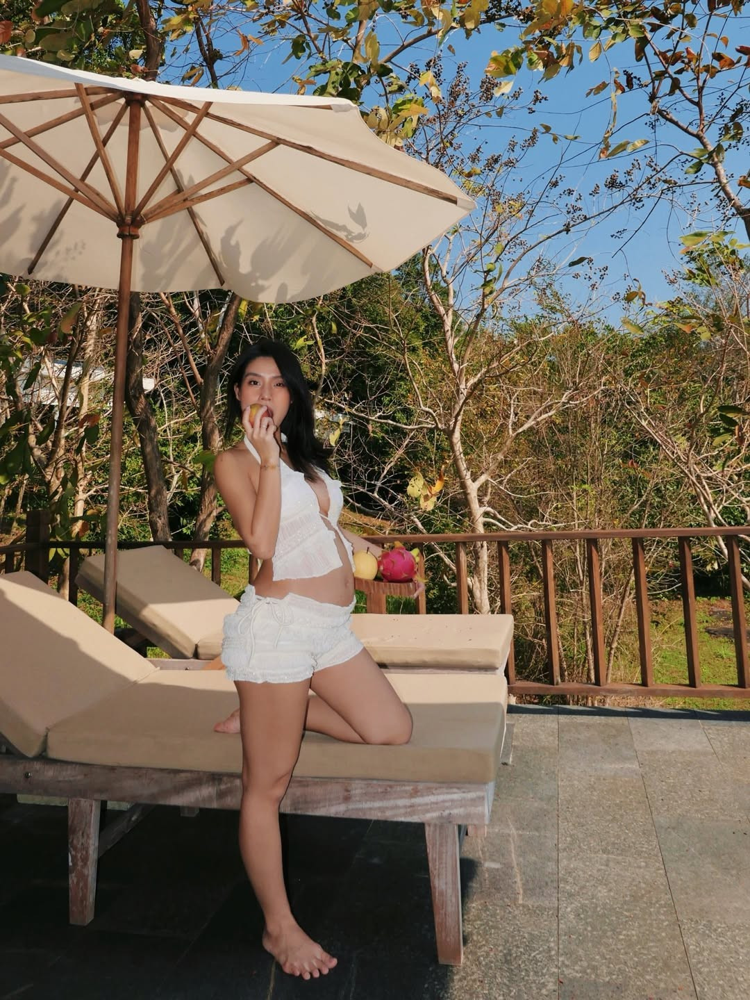 Mới đây, trên trang cá nhân, hot girl Lai Thanh Huyền (biệt danh Mít) đã chia sẻ loạt khoảnh khắc nghỉ dưỡng đầy sang chảnh. Ngay lập tức, bộ ảnh thu hút sự chú ý lớn từ cộng đồng mạng không chỉ bởi thần thái ngút ngàn mà còn bởi phong cách thời trang mẹ bầu cực kỳ ấn tượng. (Ảnh: IGNV)