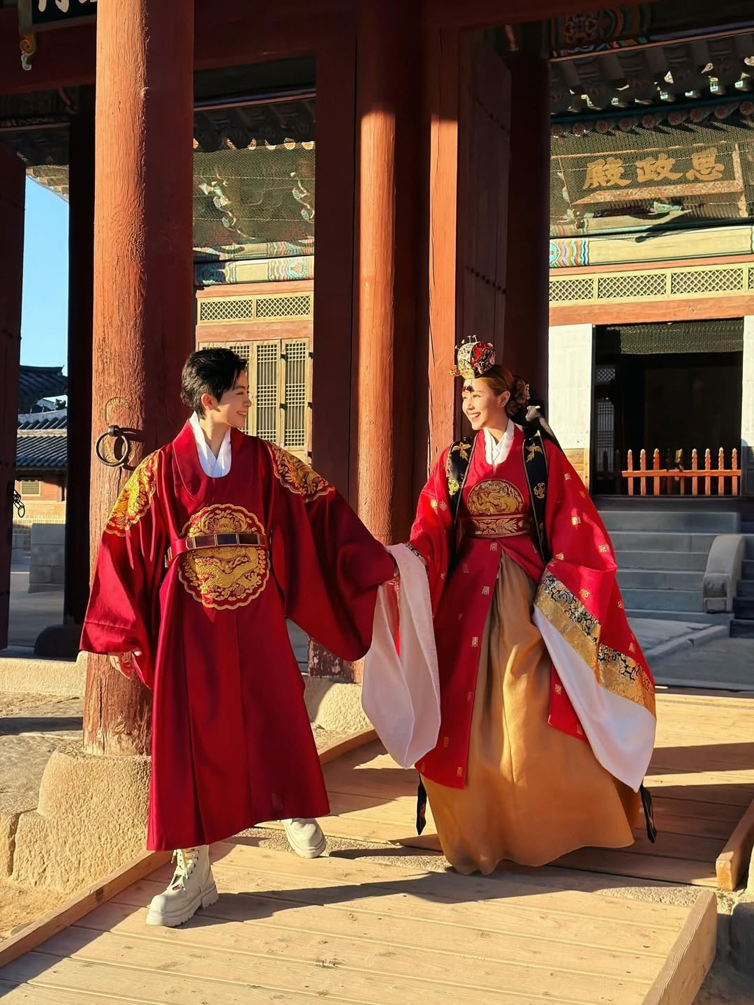 Tính đến thời điểm hiện tại, Xoài Non và Gil Lê đã có hơn 1 năm bên nhau. Kể từ khi công khai mối quan hệ, cặp đôi thoải mái tương tác, gọi nhau là "vợ chồng" và không ngại thể hiện tình cảm trên mạng xã hội. (Ảnh: IGNV)