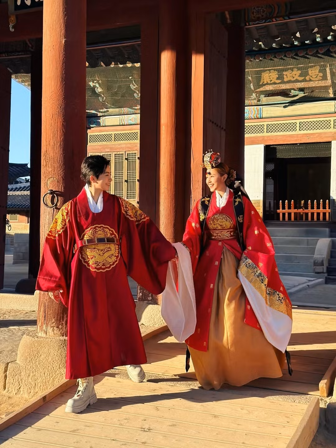 Tính đến thời điểm hiện tại, Xoài Non và Gil Lê đã có hơn 1 năm bên nhau. Kể từ khi công khai mối quan hệ, cặp đôi thoải mái tương tác, gọi nhau là "vợ chồng" và không ngại thể hiện tình cảm trên mạng xã hội. (Ảnh: IGNV)