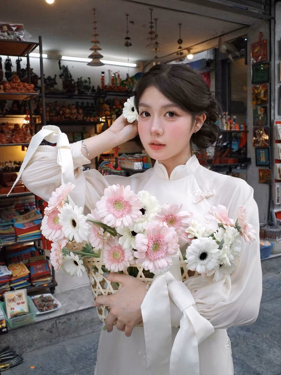 Bộ ảnh được thực hiện tại những góc phố và cửa hàng thủ công mỹ nghệ nhuốm màu thời gian. Giữa không gian trưng bày gốm sứ mộc mạc và những món đồ lưu niệm rực rỡ sắc màu, Vũ Nguyệt hiện lên như một điểm sáng đầy thơ mộng. (Ảnh: IGNV)