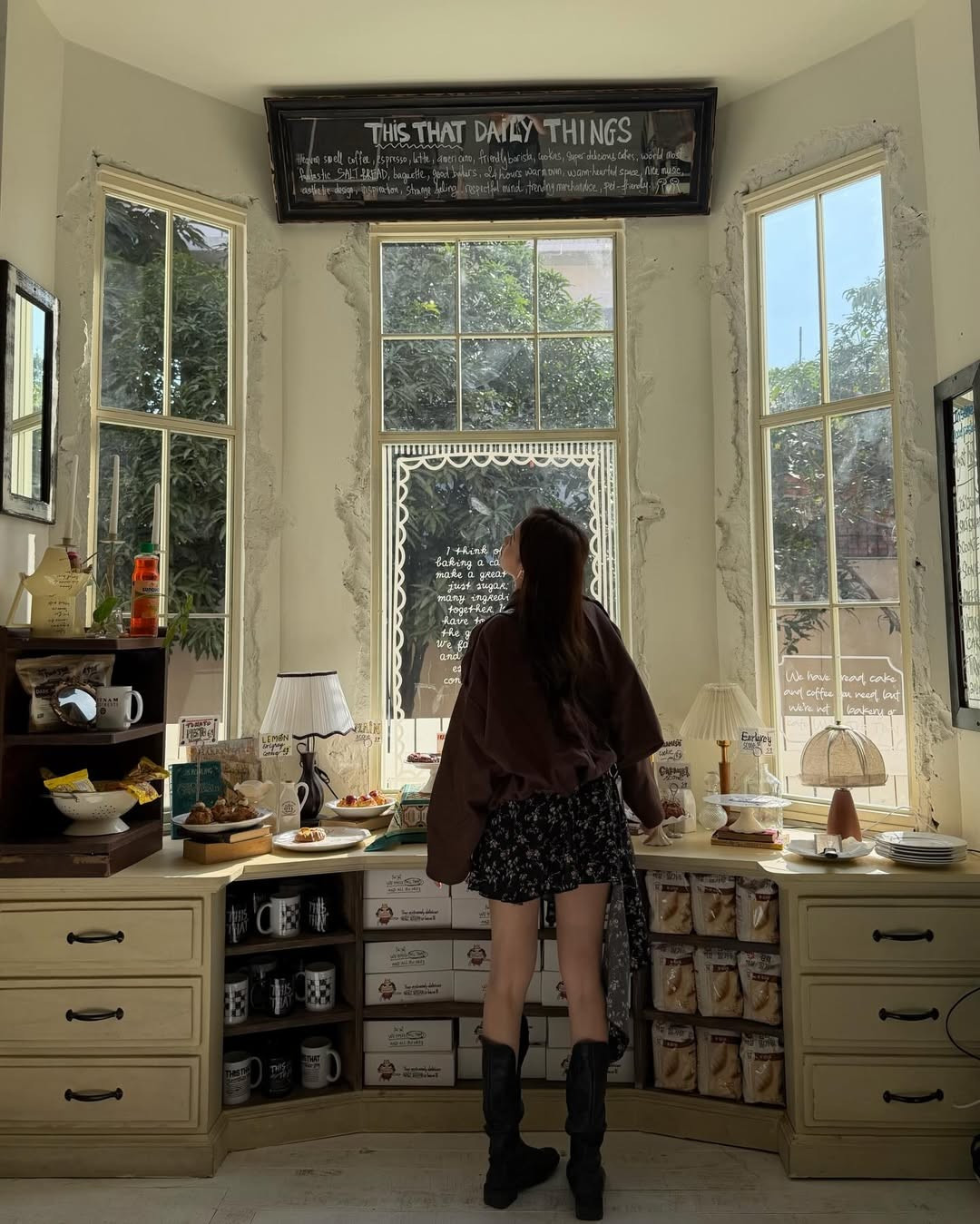 Một chiếc túi đeo chéo dây bản to và đôi boot cao cổ màu đen chính là "chìa khóa" giúp tôn lên đôi chân dài và vẻ ngoài năng động. (Ảnh: IGNV)