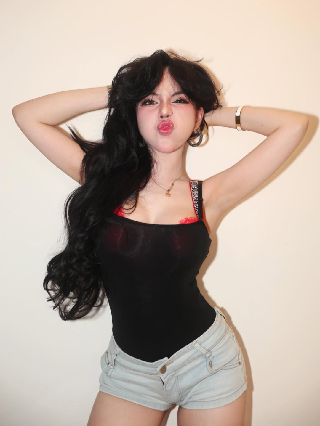 Sự kết hợp giữa sắc đen huyền bí của chiếc áo ngoài và sắc đỏ quyến rũ của nội y không chỉ tôn lên làn da trắng mịn màng mà còn khẳng định gu thẩm mỹ tinh tế, nắm bắt cực nhanh các xu hướng thời trang quốc tế của nàng hot girl Bình Thuận. (Ảnh: IGNV)