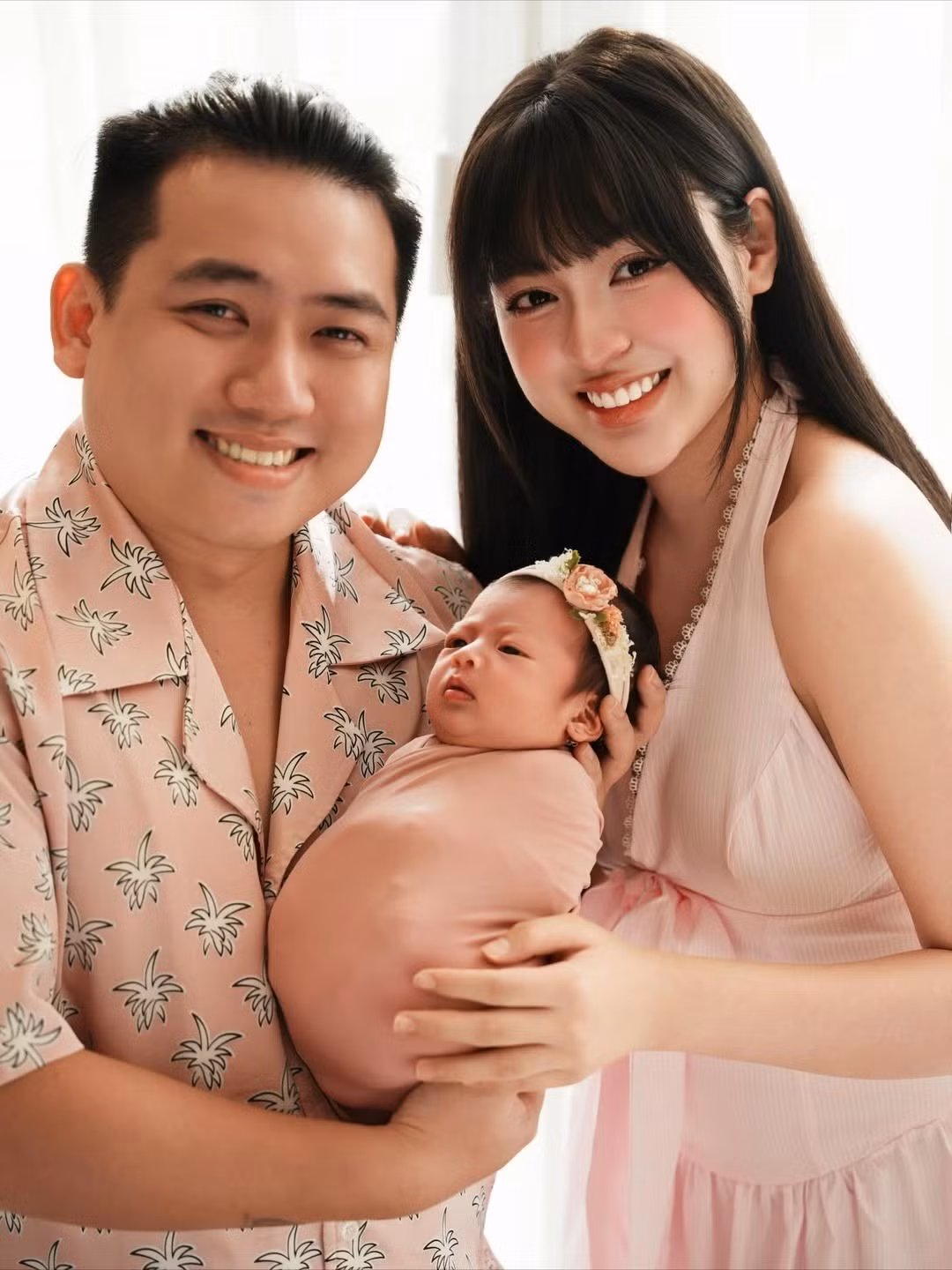 Em bé, được đặt tên thân mật là Bún, nay đã tròn 10 ngày tuổi, khoe vẻ ngoài bụ bẫm, đáng yêu và nhận về "cơn mưa" lời chúc phúc từ cộng đồng mạng. (Ảnh: IGNV)