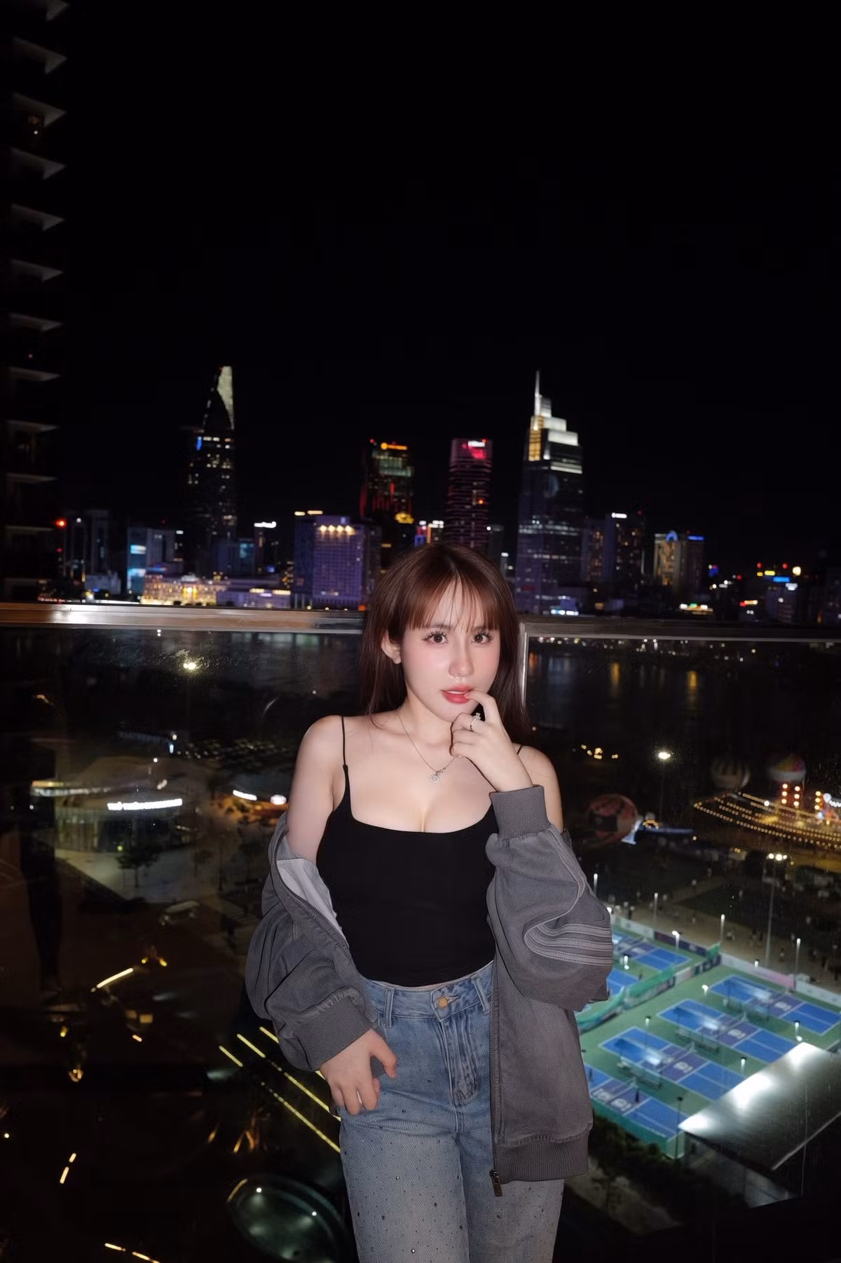 Cô thường xuyên chia sẻ những khoảnh khắc đời thường, những chuyến du lịch và những bộ ảnh thời trang cá nhân. (Ảnh: FBNV)