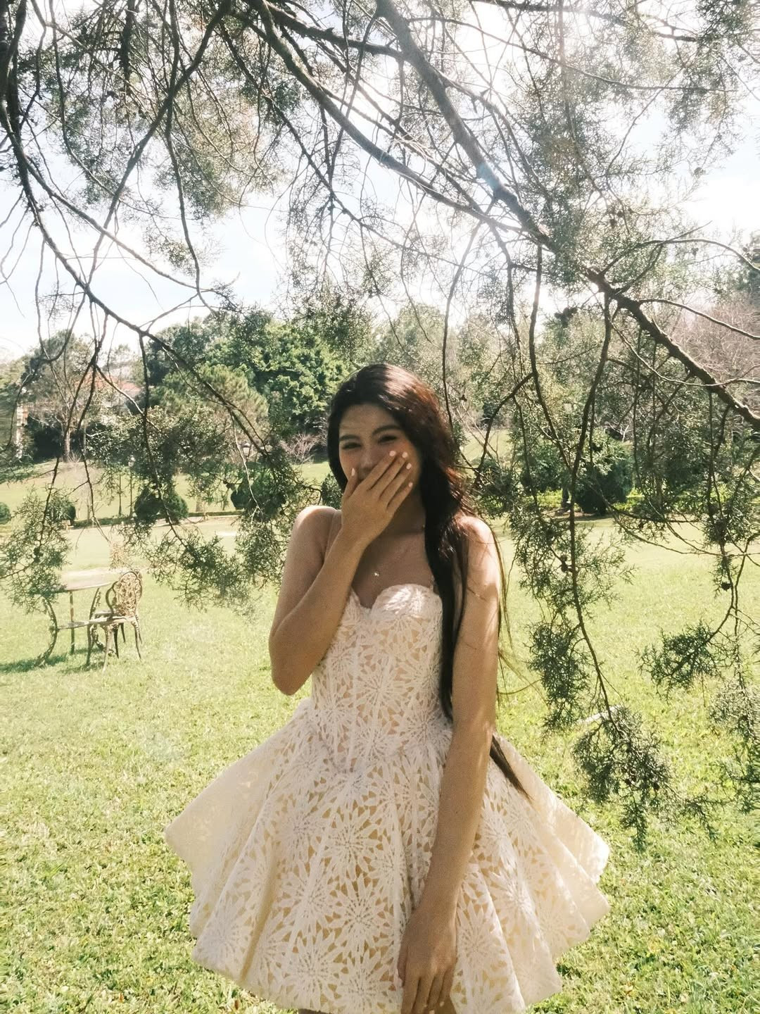 Trong những khung hình giữa thiên nhiên xanh mướt, mái tóc buông dài được gió thổi nhẹ càng làm tăng thêm vẻ thanh khiết, nữ tính của cô thiếu nữ. (Ảnh: IGNV)