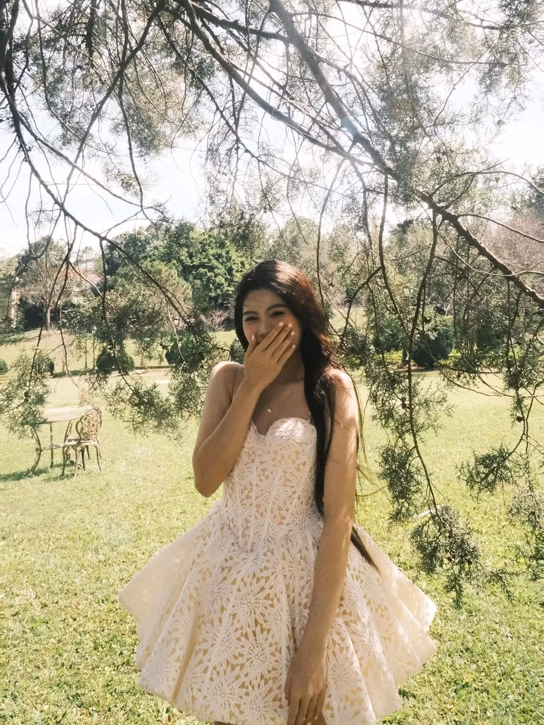 Trong những khung hình giữa thiên nhiên xanh mướt, mái tóc buông dài được gió thổi nhẹ càng làm tăng thêm vẻ thanh khiết, nữ tính của cô thiếu nữ. (Ảnh: IGNV)