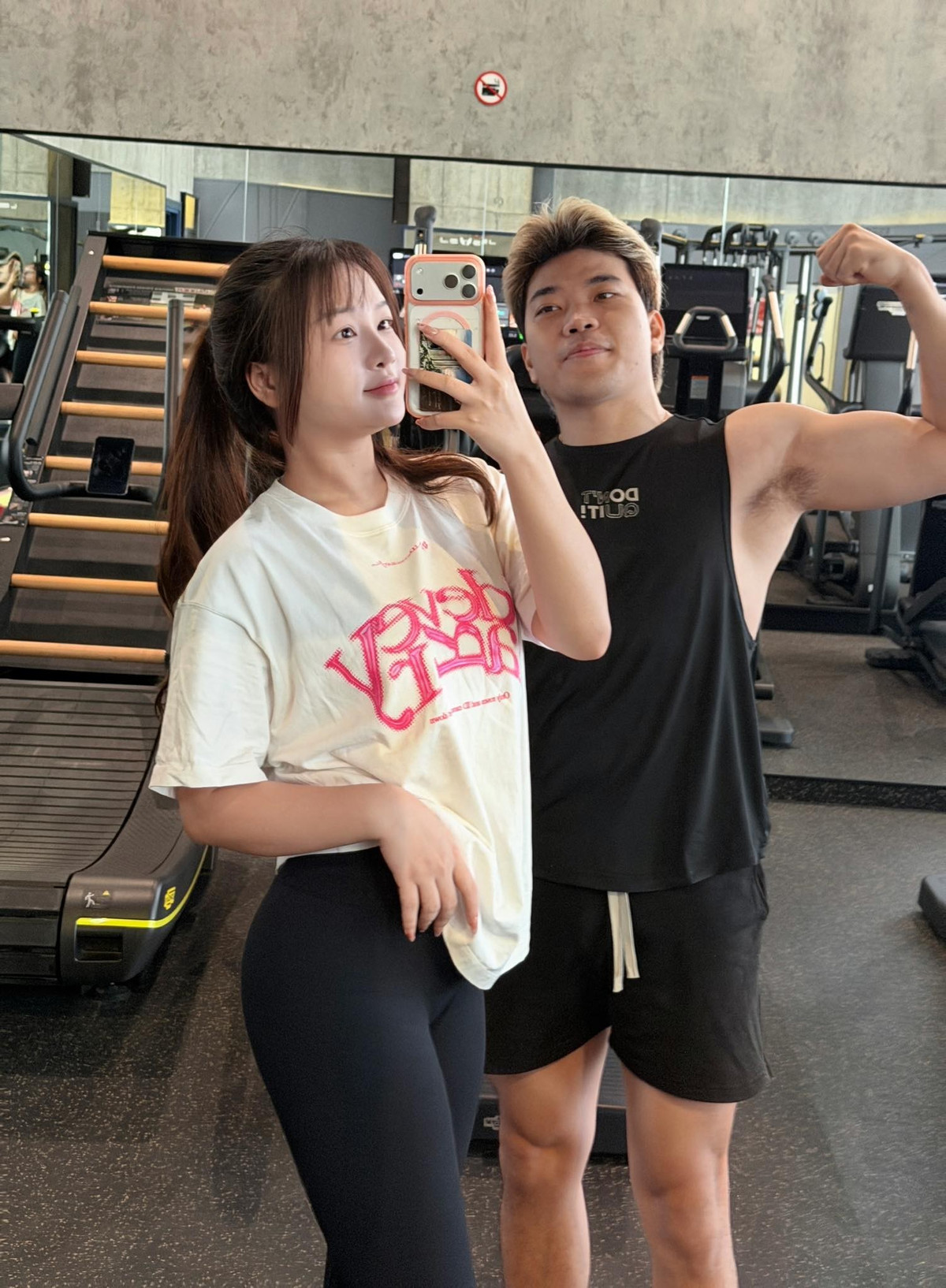 Dù cả hai đều có lịch trình công việc dày đặc, họ vẫn luôn dành thời gian để chăm sóc và tạo bất ngờ cho nhau vào những dịp đặc biệt. (Ảnh trong bài: FB Lyly Sury và Soanh Trần)