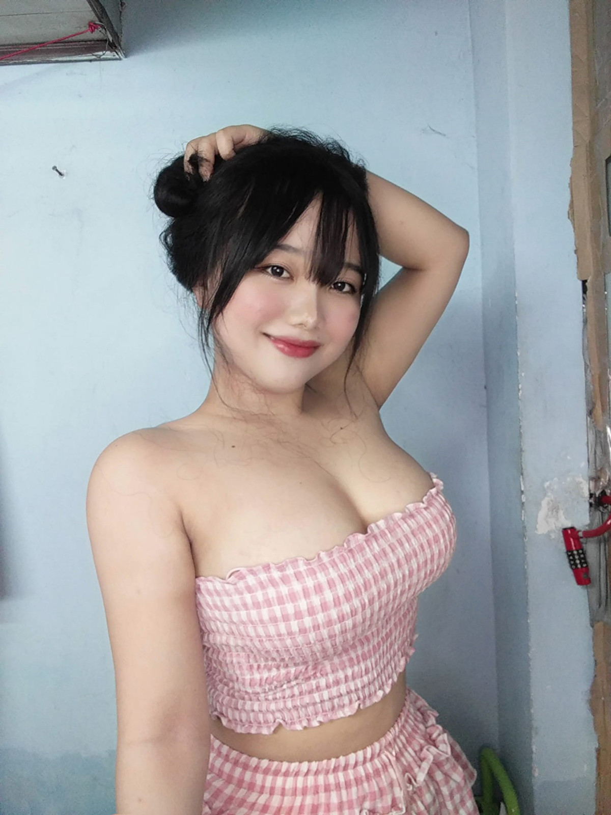 Theo đó, các hot girl của tựa game đình đám này sẽ "flex" hình ảnh xinh đẹp nhất của bản thân, mức rank hiện tại, cùng các chỉ số game yêu thích như skin súng, tỷ lệ headshot, player cards...