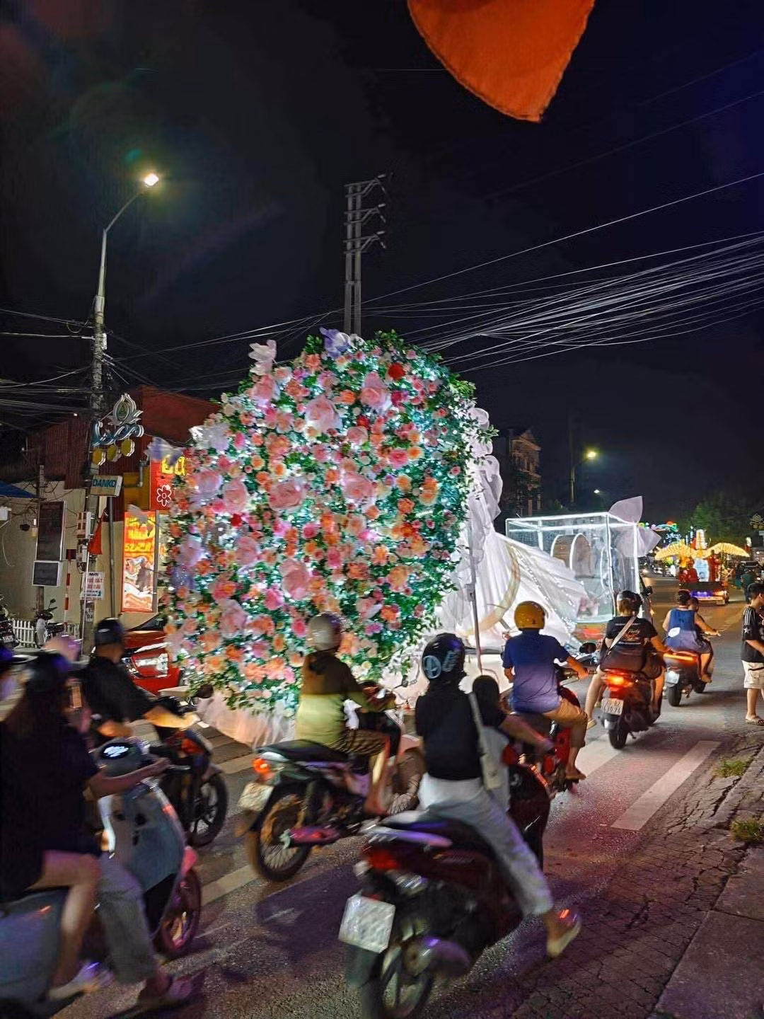 Trước đó, một mô hình đèn Trung thu khác ở Thái Nguyên cũng lan truyền trên mạng xã hội. (Ảnh: Tổng hợp)