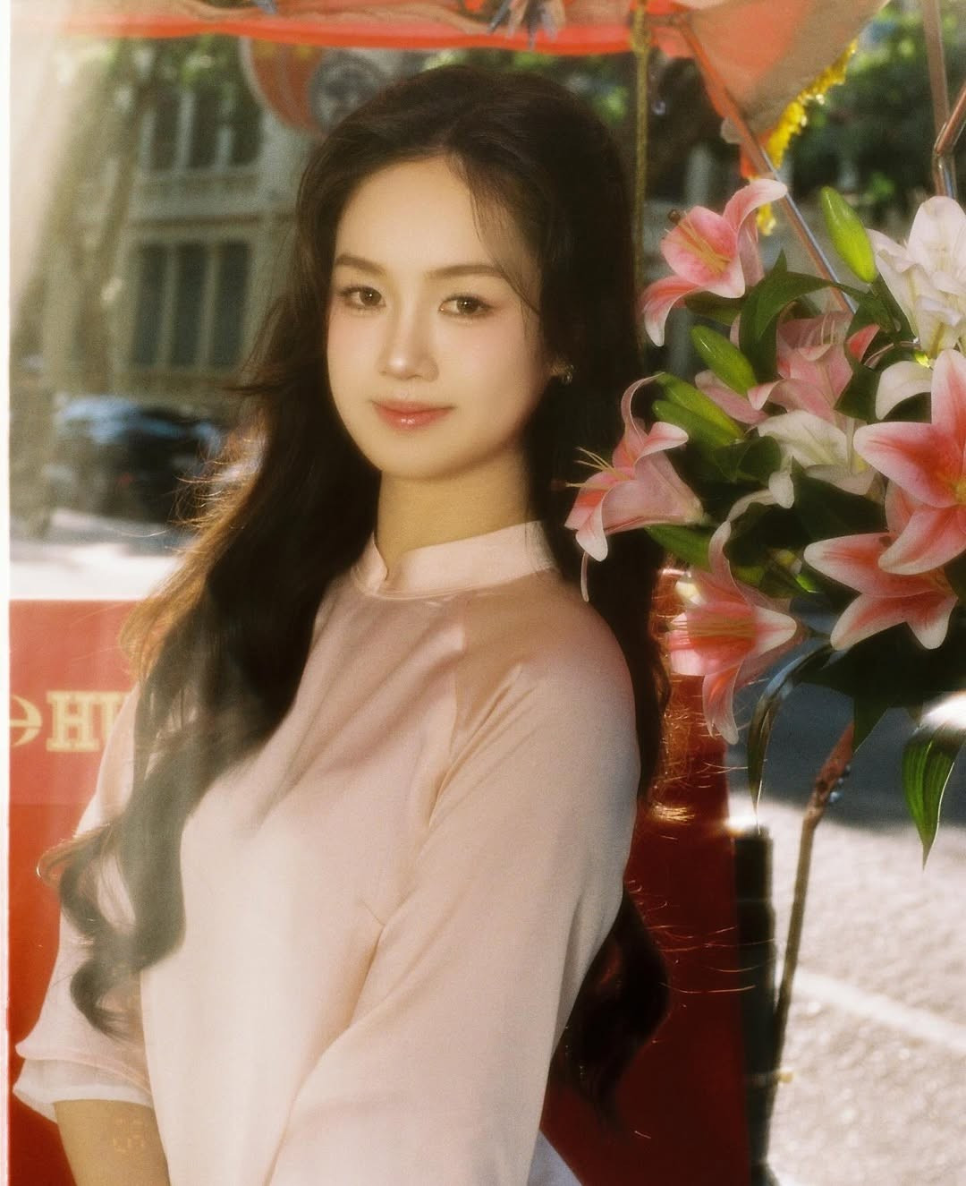 Bộ ảnh được thực hiện tại nhiều địa điểm đặc trưng của Thủ đô, từ ven bờ hồ gợn sóng lấp lánh, bên những chiếc xe xích lô quen thuộc, cho đến các góc phố cổ kính với kiến trúc thời Pháp thuộc... (Ảnh: IGNV)