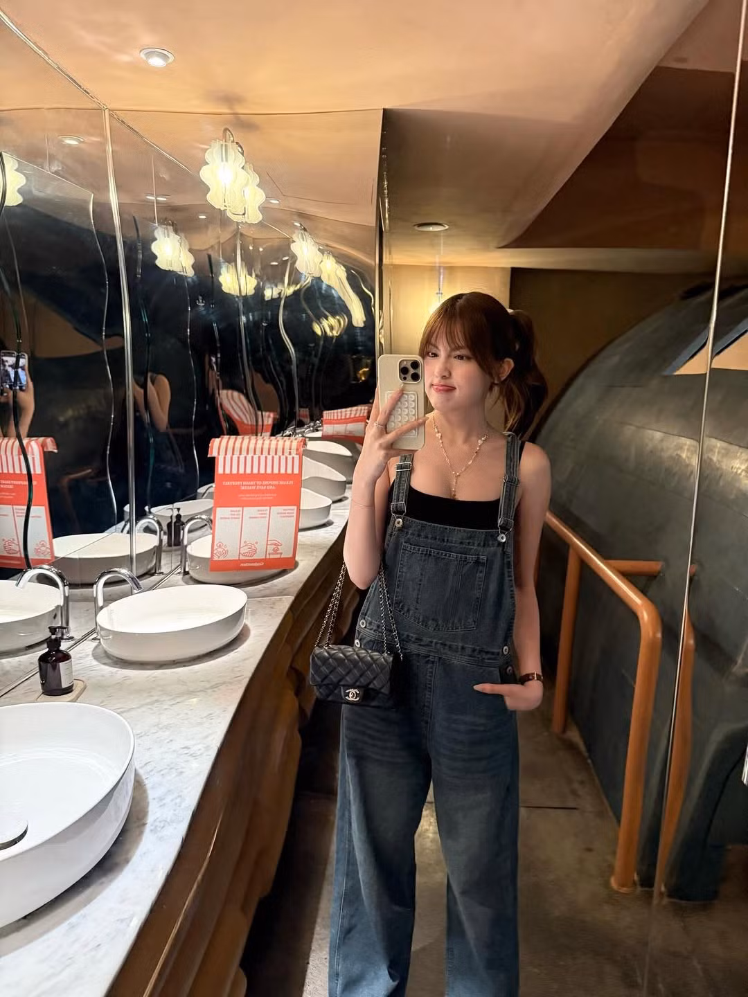 Tăng Mỹ Hàn (SN 2003 tại TP. HCM) là một trong những hot girl thế hệ mới thu hút sự chú ý lớn trên mạng xã hội. Sở hữu vẻ ngoài xinh đẹp, ngọt ngào cùng gu thời trang ấn tượng, mỗi lần cô nàng lên đồ đều nhận về cơn mưa lời khen từ netizen. (Ảnh: FBNV)