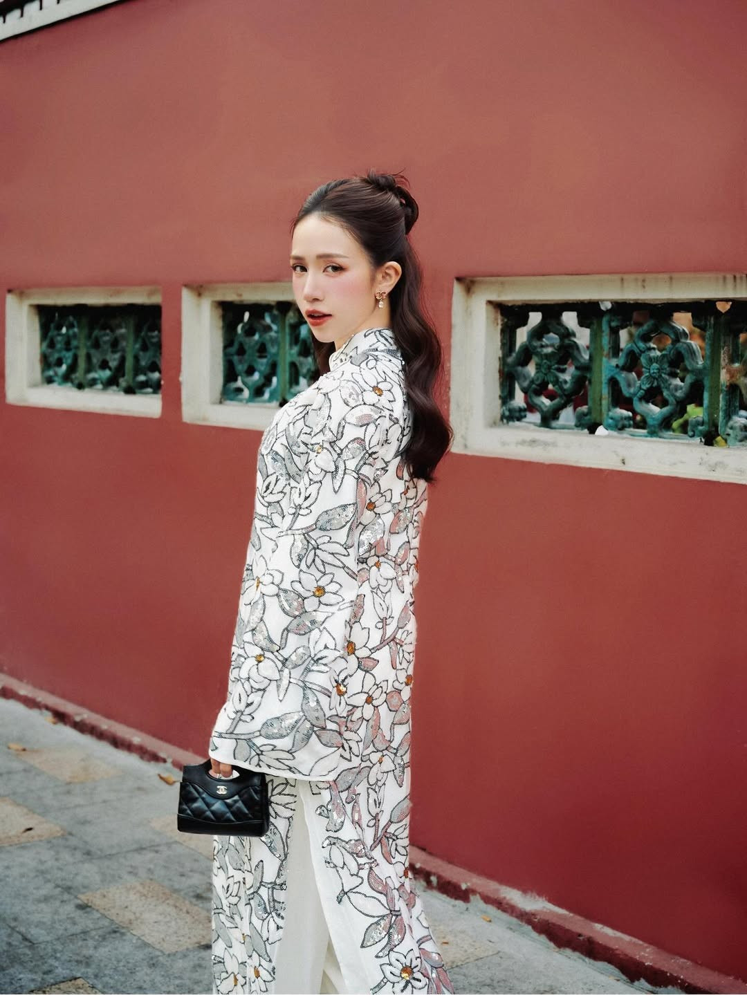 Điểm nhấn ấn tượng nhất chính là chi tiết sequin lấp lánh được điểm xuyết khéo léo, giúp bộ trang phục bắt sáng cực tốt dưới ánh nắng xuân. (Ảnh: IGNV)