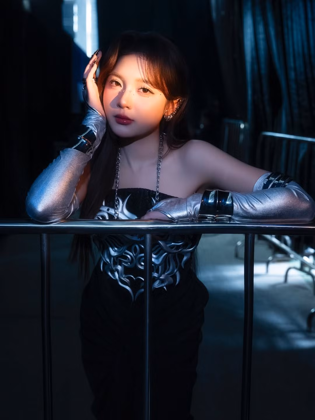 Cô diện chiếc váy dạ hội dài màu đen tuyền, được thiết kế xẻ tà tinh tế, kết hợp với phần corset cúp ngực ấn tượng. Điểm nhấn mạnh mẽ nhất là họa tiết kim loại bạc với tạo hình như một chiếc giáp ngực mang hơi hướng thần thoại, ôm trọn phần thân trên. (Ảnh: IGNV)