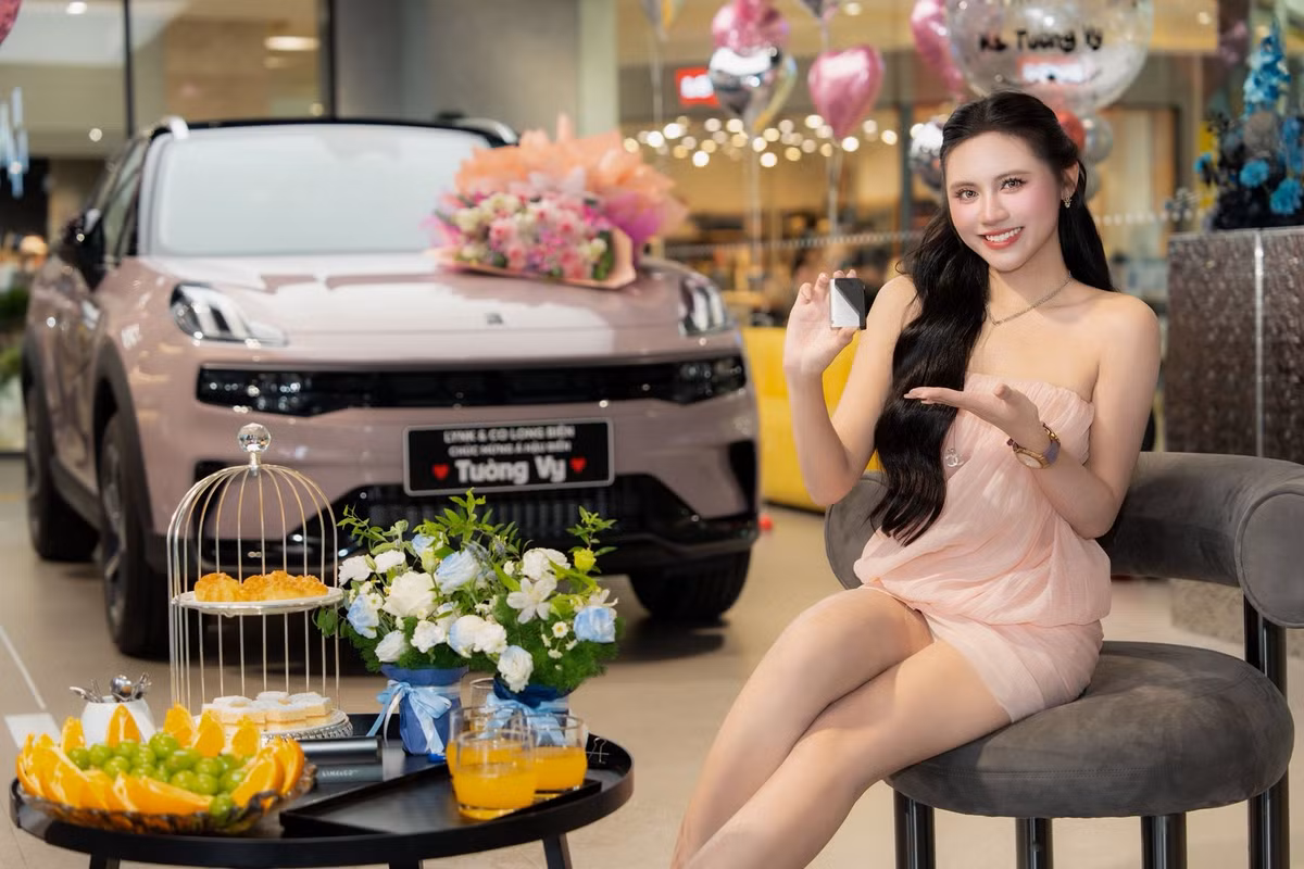 Cũng trong bài đăng, Tường Vy chia sẻ đây chưa phải là chiếc xe mà cô hằng mong ước, tuy nhiên đó là động lực để bản thân cố gắng hơn: "Chưa chạm được tay màu giấc mơ Porsche Taycan Hồng thì chạm tay tạm vào chiếc xe đồng màu bản đúp của Lynk &amp; Co nhaa. Để nhắc nhở bản thân cần phải cố gắng hơn nữa". (Ảnh: FBNV)