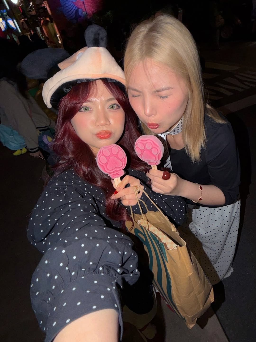 Đặc biệt, khoảnh khắc chụp ảnh "tự sướng" cùng món kem nổi tiếng Pawpsicles trong bộ phim hoạt hình đang gây sốt phòng vé Zootopia. (Ảnh: IGNV)