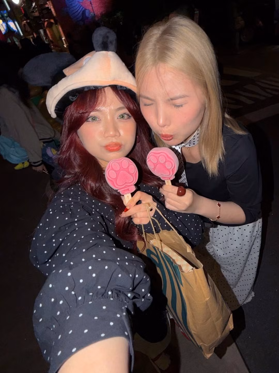 Đặc biệt, khoảnh khắc chụp ảnh "tự sướng" cùng món kem nổi tiếng Pawpsicles trong bộ phim hoạt hình đang gây sốt phòng vé Zootopia. (Ảnh: IGNV)