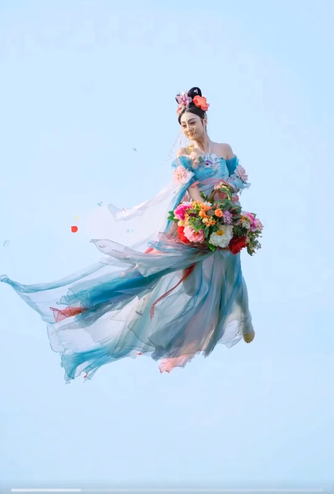 Thực tế, đây là vũ công đóng vai tiên nữ nói chung, không phải chỉ là Hằng Nga hay chỉ xuất hiện mỗi dịp Trung thu. Tiết mục “Tiên nữ rải hoa” vốn là một đoạn thuộc phần trình diễn tại Lễ hội Văn hóa hoa mẫu đơn.