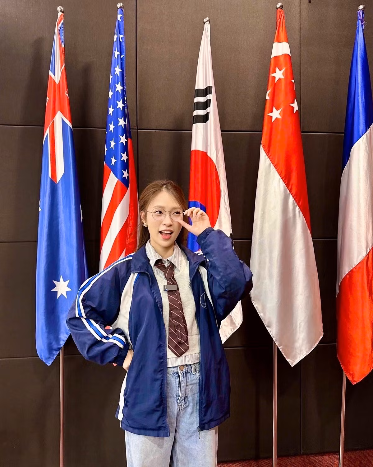 Nhắc đến Khánh Vy, khán giả không thể quên hình ảnh cô nàng nói 7 thứ tiếng “gây bão” năm nào. Nhưng từ đó đến nay, Khánh Vy đã chứng minh mình không chỉ là hiện tượng mạng mà là một MC – người dẫn chương trình – người truyền cảm hứng thực thụ.