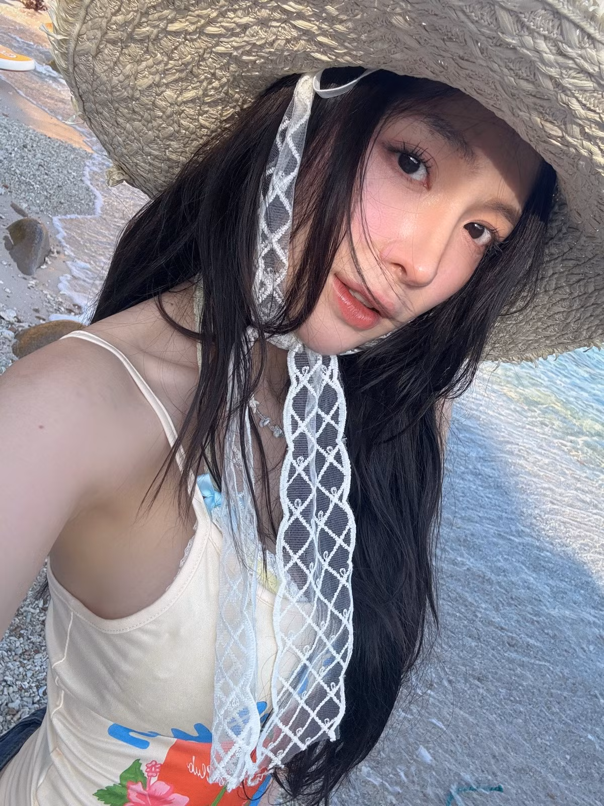 Không chỉ sở hữu vẻ ngoài ấn tượng được khen xinh như Địch Lệ Nhiệt Ba, Phi Linh còn có thành tích học tập gây chú ý như giải nhì môn Văn toàn thành phố Vinh 2017, Á khoa môn Văn Trường đại học Khoa học xã hội và Nhân văn TP.HCM.