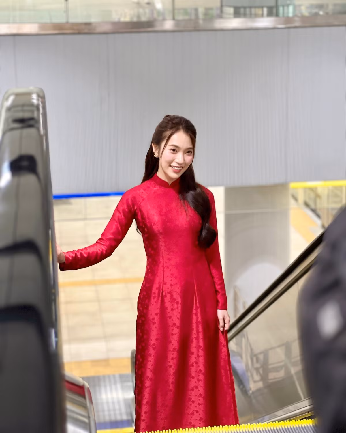 Dù nổi tiếng sớm, Khánh Vy vẫn luôn giữ được phong thái nhẹ nhàng, chuyên nghiệp và khiêm tốn – hình mẫu lý tưởng của nhiều bạn trẻ Gen Z.