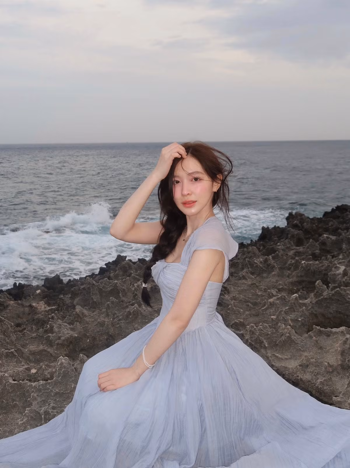 Cũng là một gương mặt xứ Nghệ “vừa nhìn đã thấy thông minh”, Đinh Ngọc Phi Linh sinh năm 2000 tại TP. Vinh và từng gây ấn tượng mạnh bởi nét đáng yêu và nữ tính của mình. Gương mặt bầu bĩnh, nước da trắng cùng mái tóc dài khiến cô trông rất dễ thương.