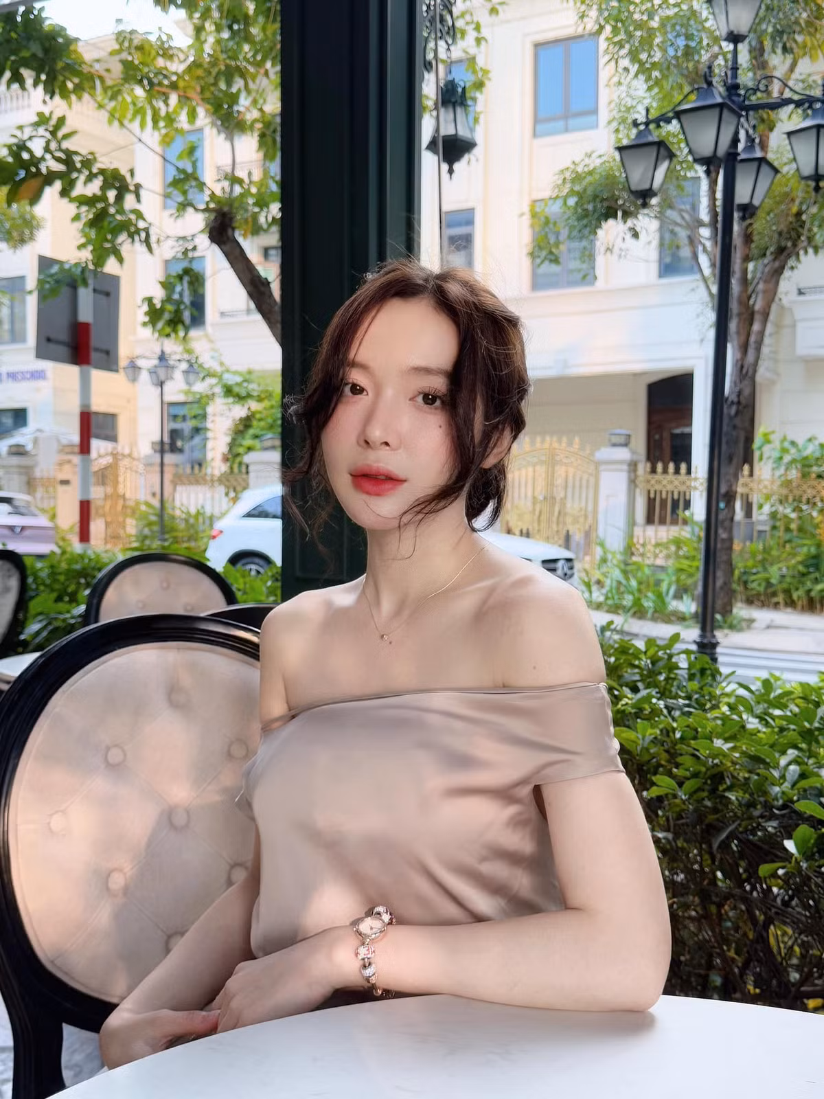 Cô nàng hiện là một mẫu ảnh được nhiều nhãn hàng săn đón.