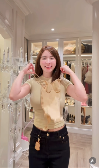 Tuy nhiên, chỉ trong tích tắc "biến hình", cô nàng đã chứng minh sức mạnh của chất liệu co dãn và đặc biệt là vóc dáng "vạn người mê" của mình. (Ảnh: IGNV)