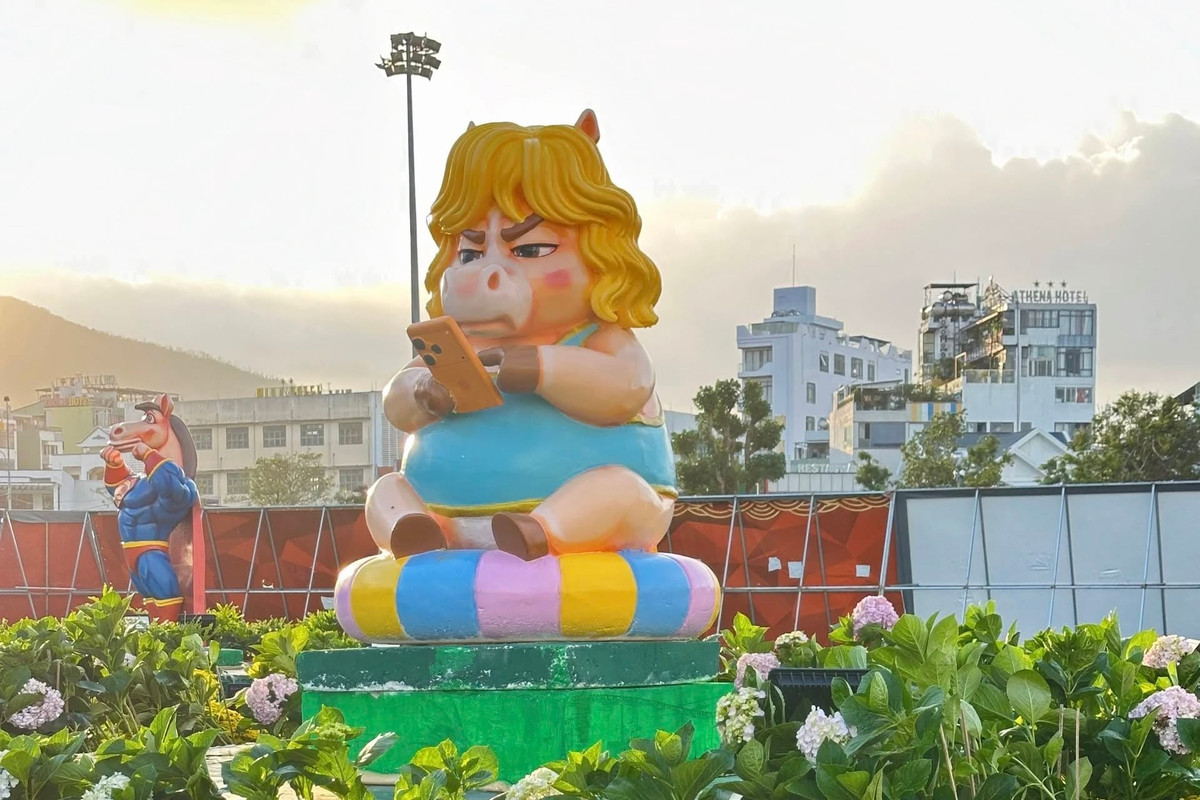 Chú ngựa này sở hữu gương mặt "cọc" vô cùng khó ở với đôi mắt lờ đờ, chân mày hơi nhướng lên như đang phải xử lý một chiếc "deadline" ngay giữa kỳ nghỉ Tết. Cùng với đó, trên tay chú ngựa là chiếc iPhone 17 Pro Max màu cam rực rỡ - chiếc điện thoại đời mới nhất của Apple.