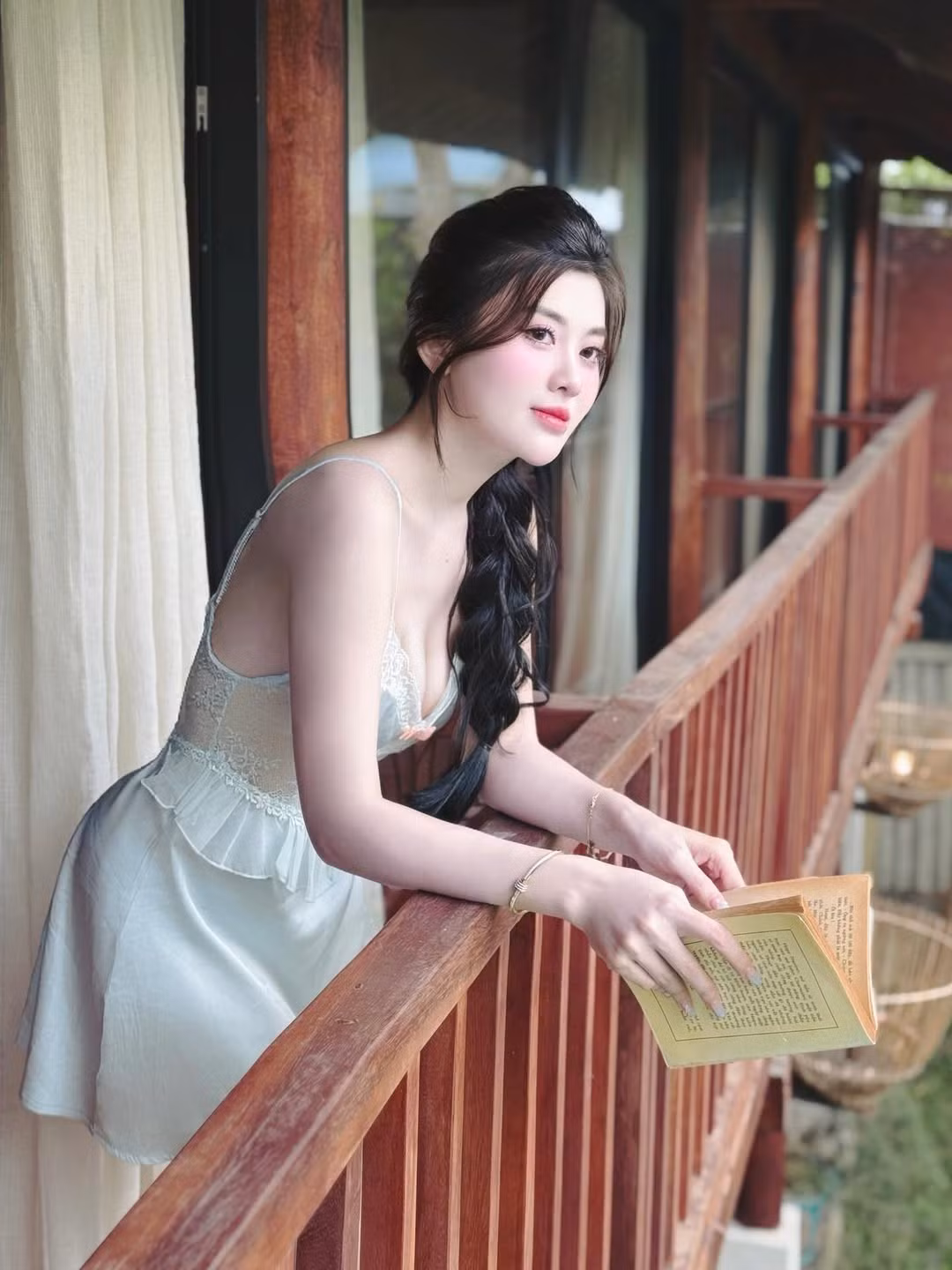 Nếu thời sinh viên, cô nàng mang vẻ đẹp thơ ngây, dịu dàng, "kẹo ngọt" trong các bộ ảnh áo dài trắng tinh khôi thì Huyền Trang của hiện tại lại theo đuổi hình tượng trưởng thành, gợi cảm và quyến rũ. (Ảnh: IGNV)