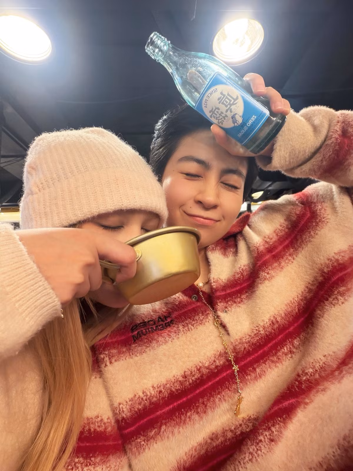 Không chỉ có những khoảnh khắc lãng mạn dưới nắng vàng, Xoài Non và Gil Lê còn chia sẻ những giây phút đời thường, giản dị nhưng chất chứa tình cảm tại các quán ăn địa phương. Cặp đôi cùng nhau thưởng thức những món ăn ngon của xứ sở kim chi. (Ảnh: FBNV)