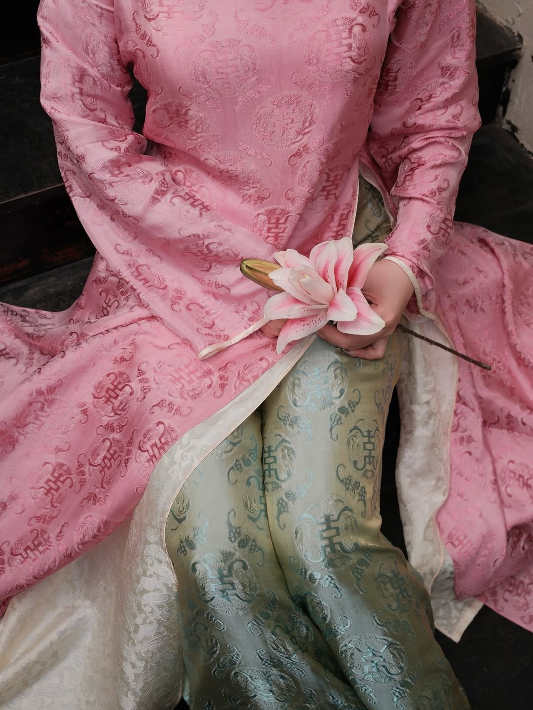 Thay vì ôm sát đường cong, thiết kế này chú trọng vào sự bay bổng và thoải mái. Các màu sắc nhã nhặn pastel kết hợp cùng chất liệu gấm có hoa văn chìm tạo nên diện mạo vừa ngọt ngào, vừa sang trọng. (Ảnh: IG @quynhriviu_)